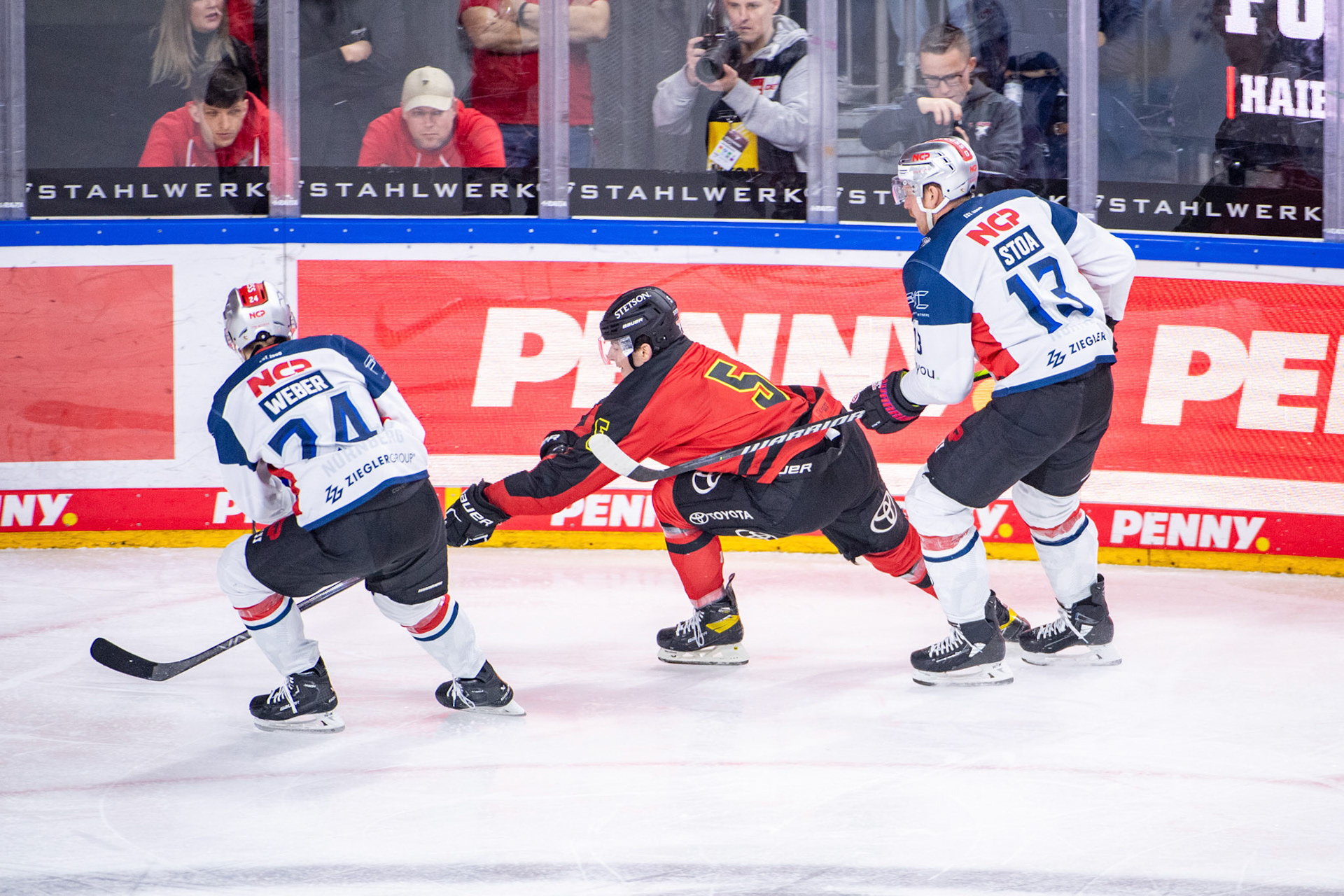 Robin van Calster im Zweikampf; DEL Kölner Haie - Nürnberg Ice Tigers, 17.12.2023