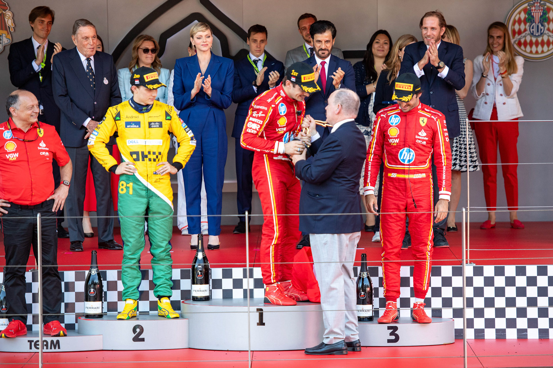 Fürst Albert II. von Monaco gratuliert Charles Leclerc #16, Scuderia Ferrari zum Sieg. Frederic Vasseur, Teamchef Scuderia Ferrari und Oscar Piastri #81, McLaren Formula 1 Team und Carlos Sainz #55, Scuderia Ferrari und Charlène von Monaco; Formel1 GP Monaco Sonntag, 26.05.2024