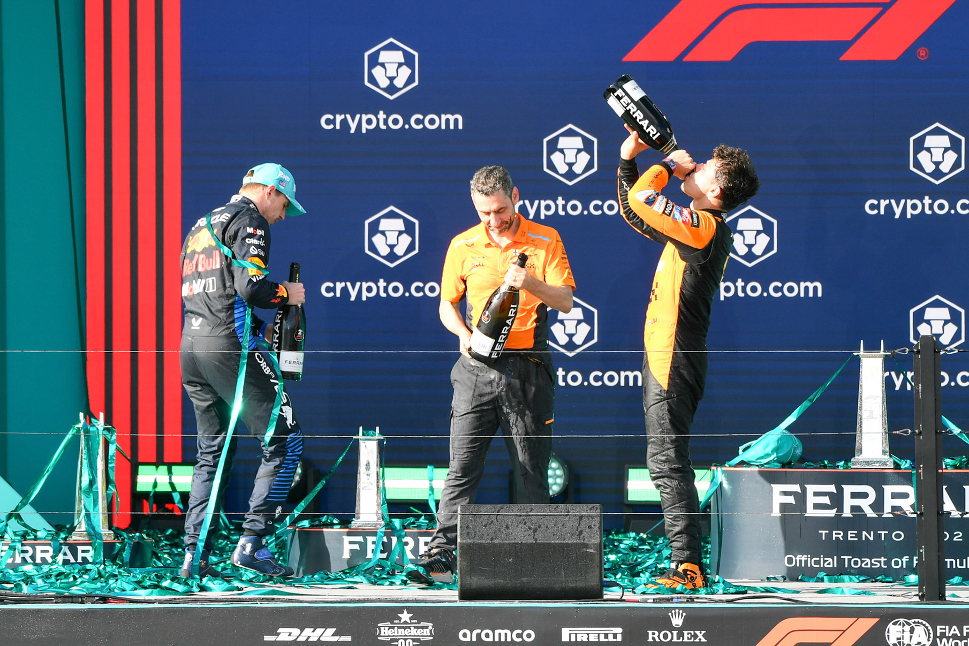 Lando Norris #4, McLaren Formula 1 Team, Max Verstappen #1, Oracle Red Bull Racing und Adrea Stella auf dem Podium; Formel 1 GP Miami / USA. 05.05.2024