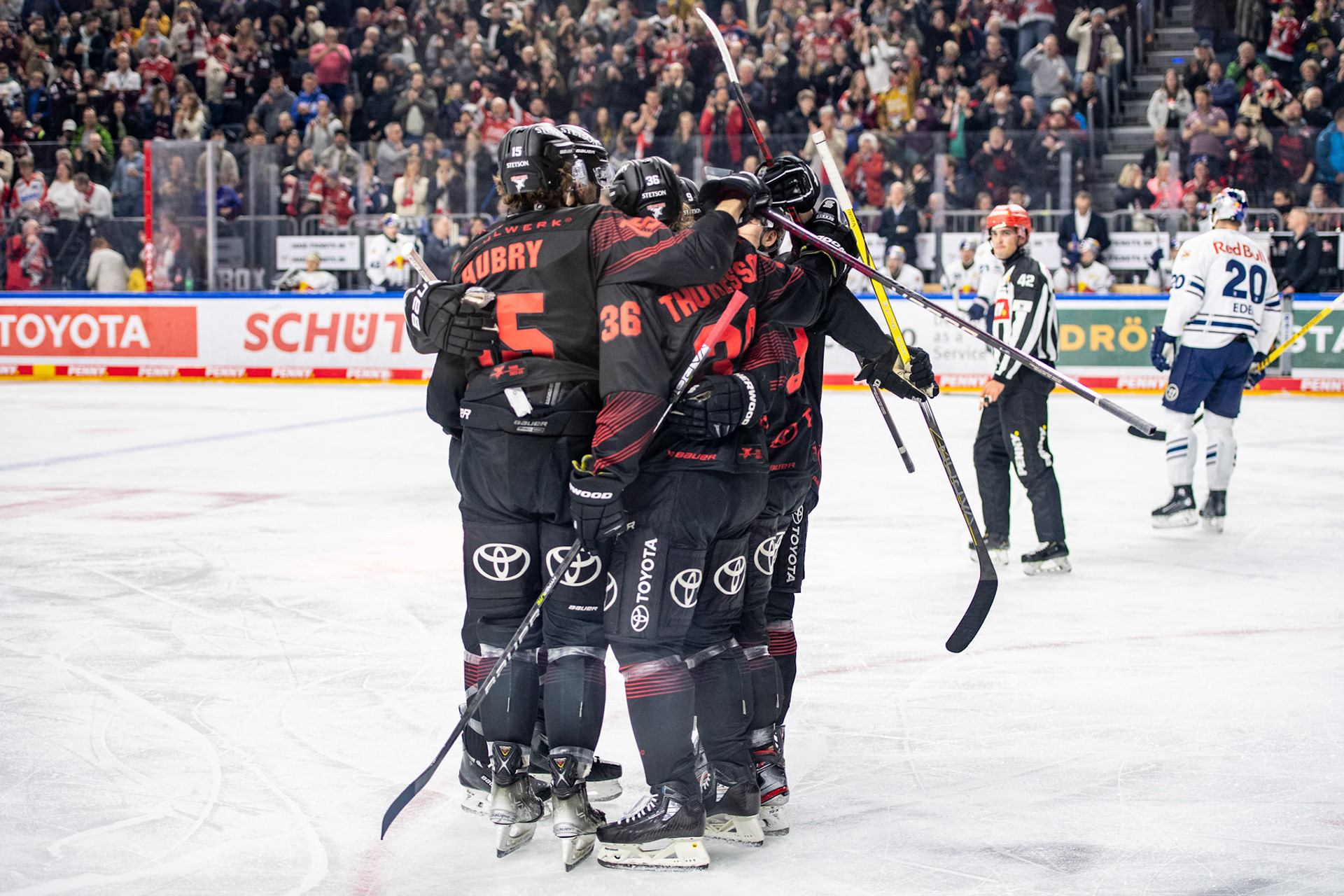 Louis Marc Aubry und Andreas Thuresson beim Torjubel; DEL Kölner Haie - EHC Red Bull München, 05.01.2024