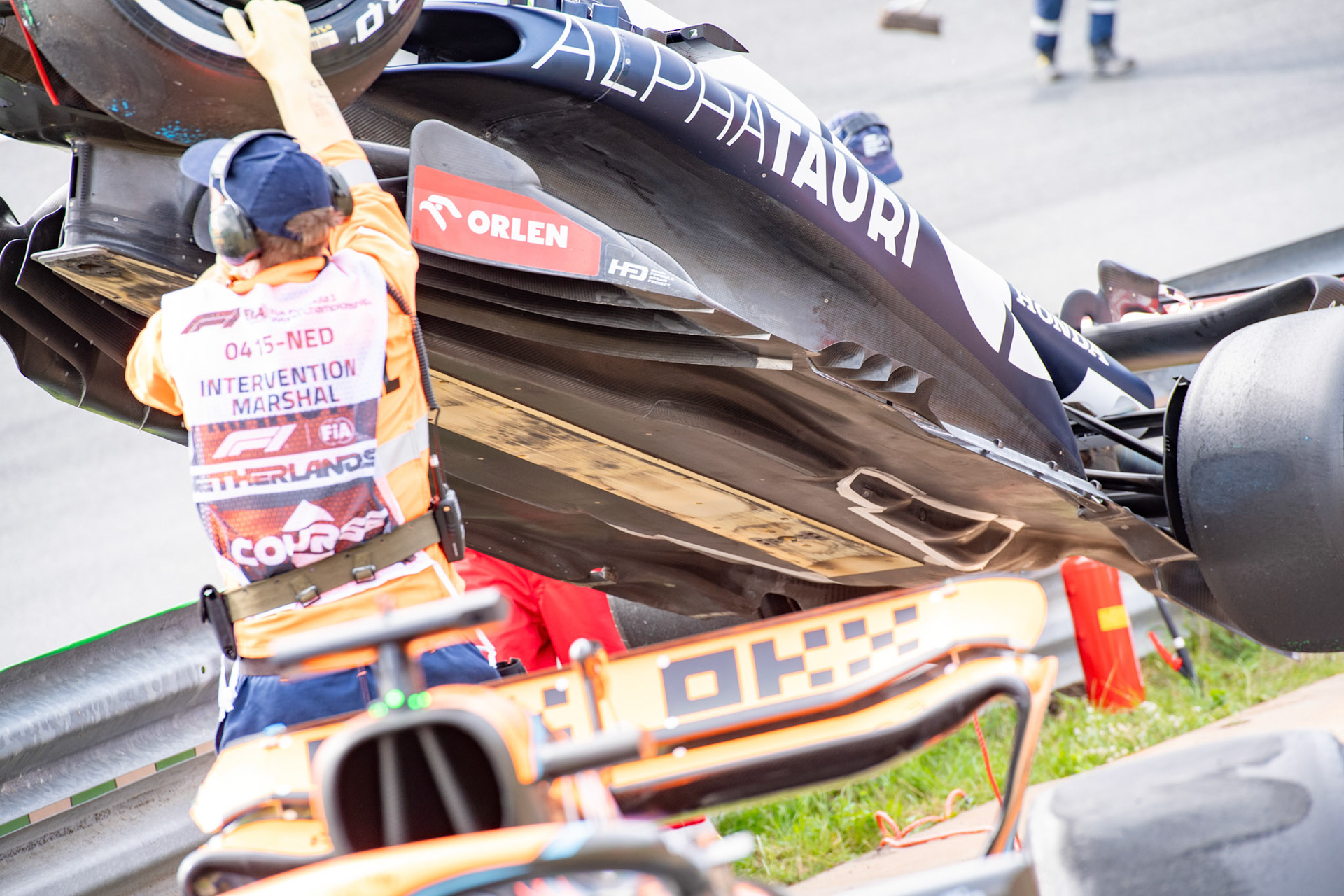 Unfall zwischen Daniel Ricciardo und Oscar Piastri in FP2; Formel 1 GP Holland / Zandvoort. Freitag, 25.08.2023