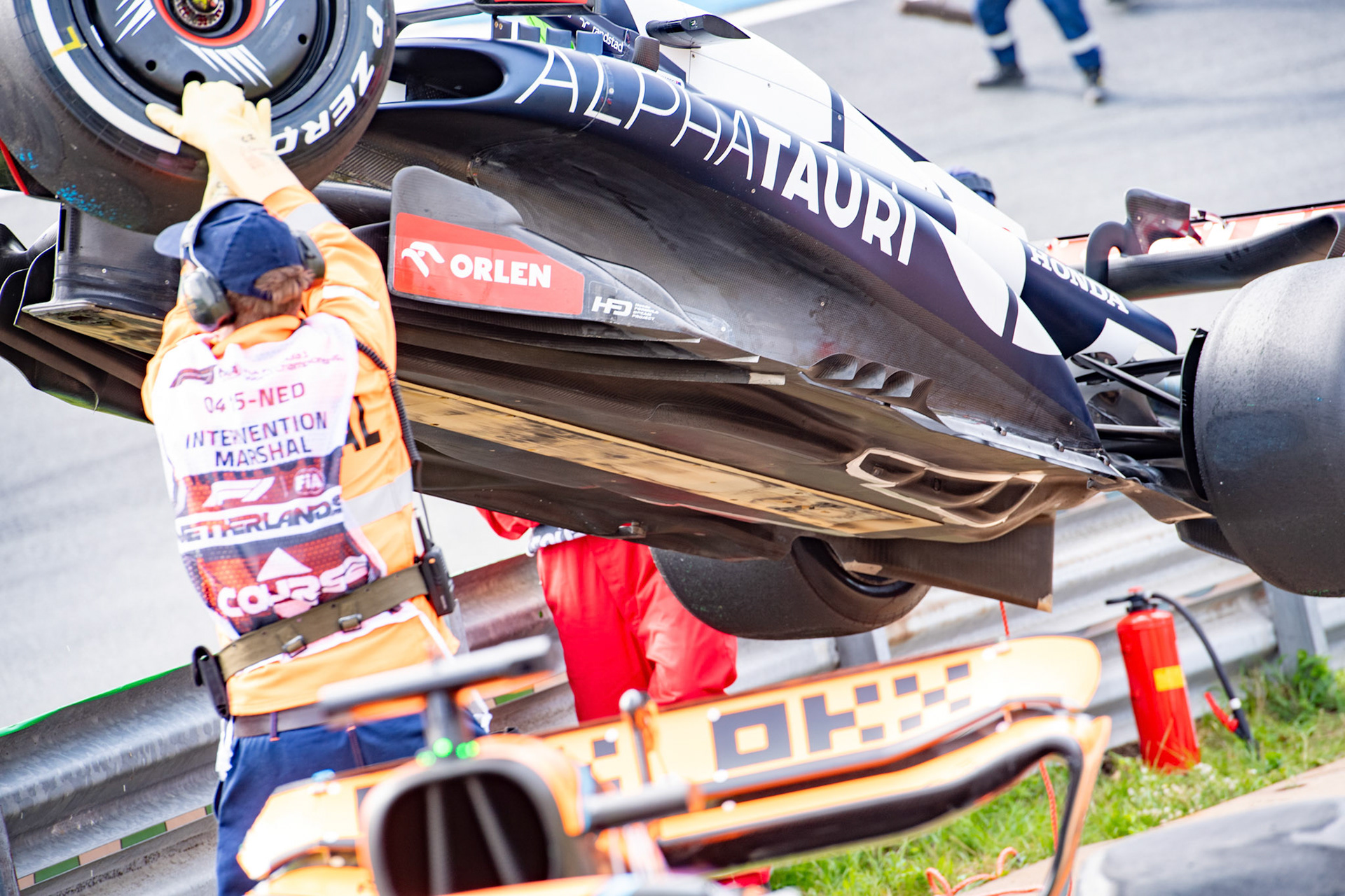 Unfall zwischen Daniel Ricciardo und Oscar Piastri in FP2; Formel 1 GP Holland / Zandvoort. Freitag, 25.08.2023