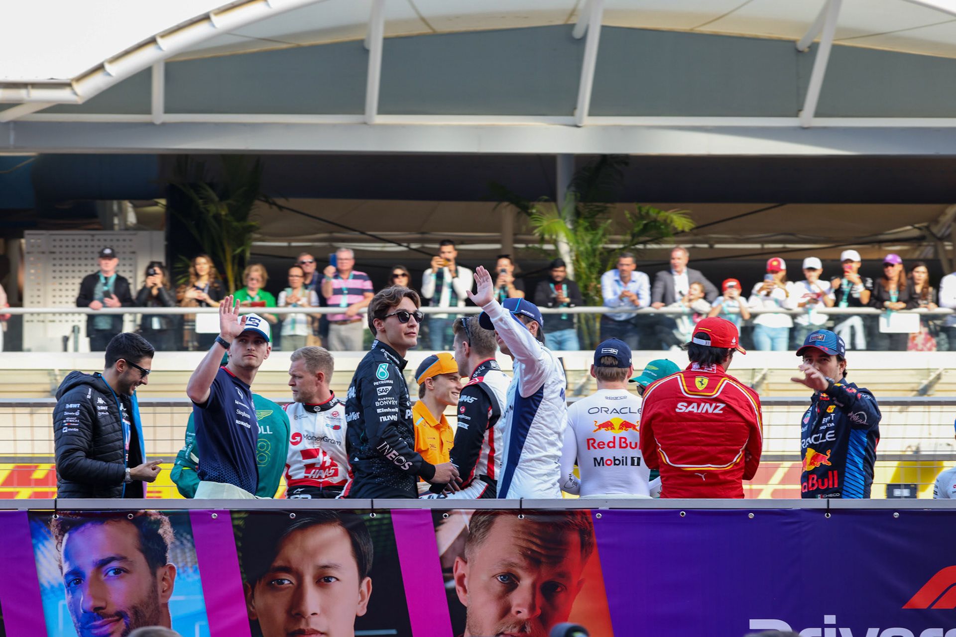 George Russell #63, Mercedes-AMG Petronas F1 Team, Esteban Ocon #31, BWT Alpine F1 Team, Kevin Magnussen #20, MoneyGram Haas F1 Team, Sergio Perez #11, Oracle Red Bull Racing; Formel 1 GP Bahrain. Samstag 02.03.2024