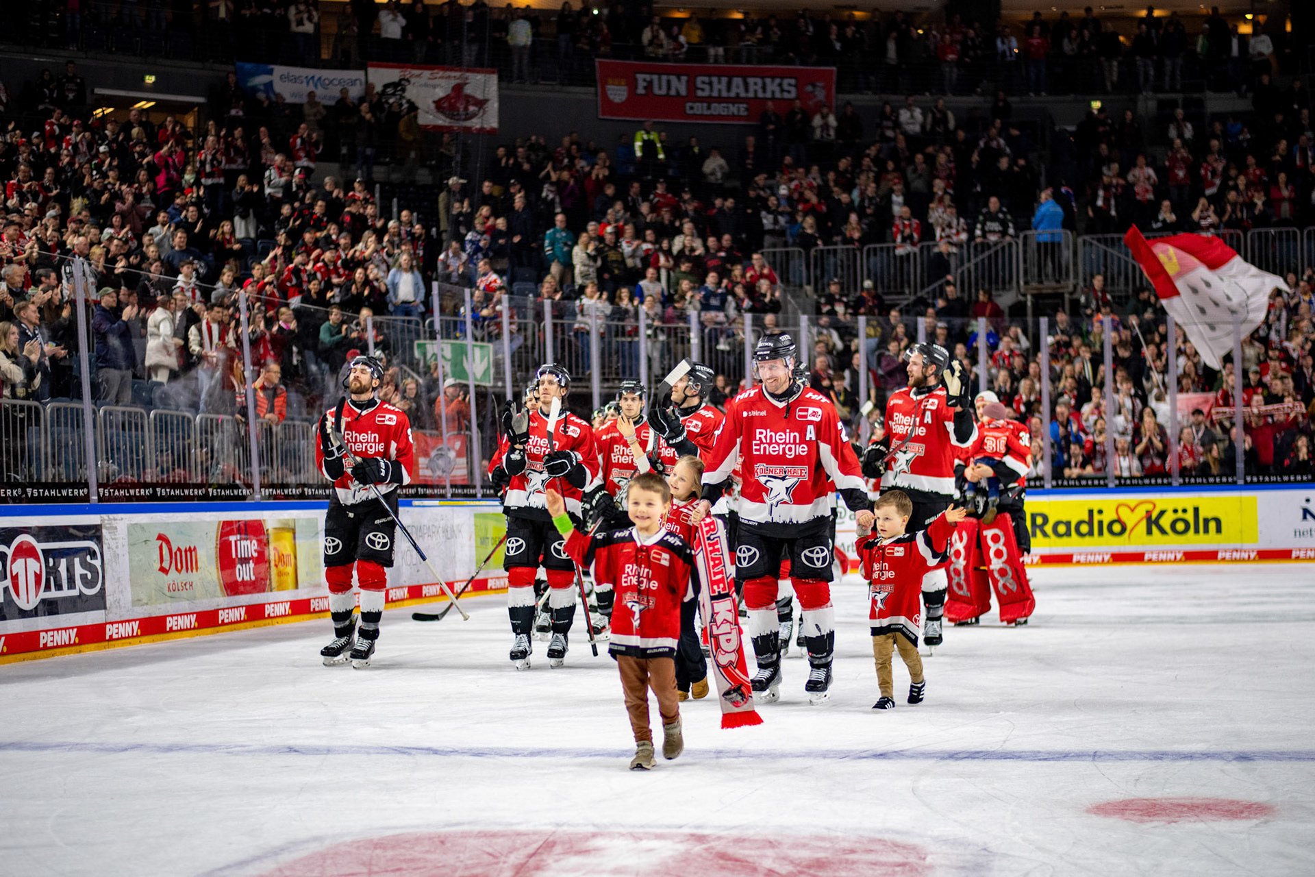 Die Siegerrunde ; DEL Kölner Haie - Fishtown Pinguins Bremerhaven, 30.01.2024