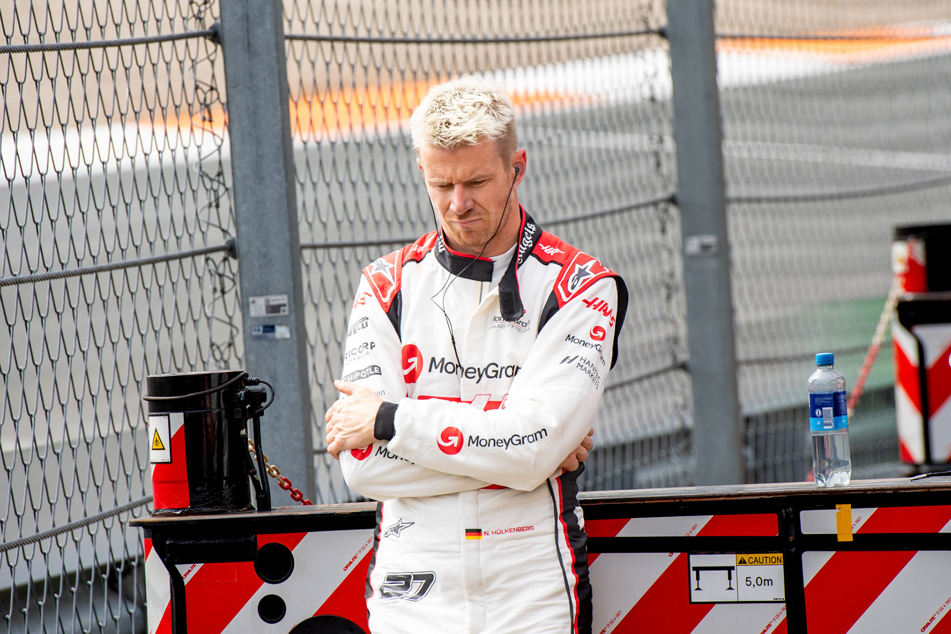 Nico Huelkenberg entaeuscht nach crash im ersten freien Training; Formel 1 GP Holland / Zandvoort. Freitag, 25.08.2023