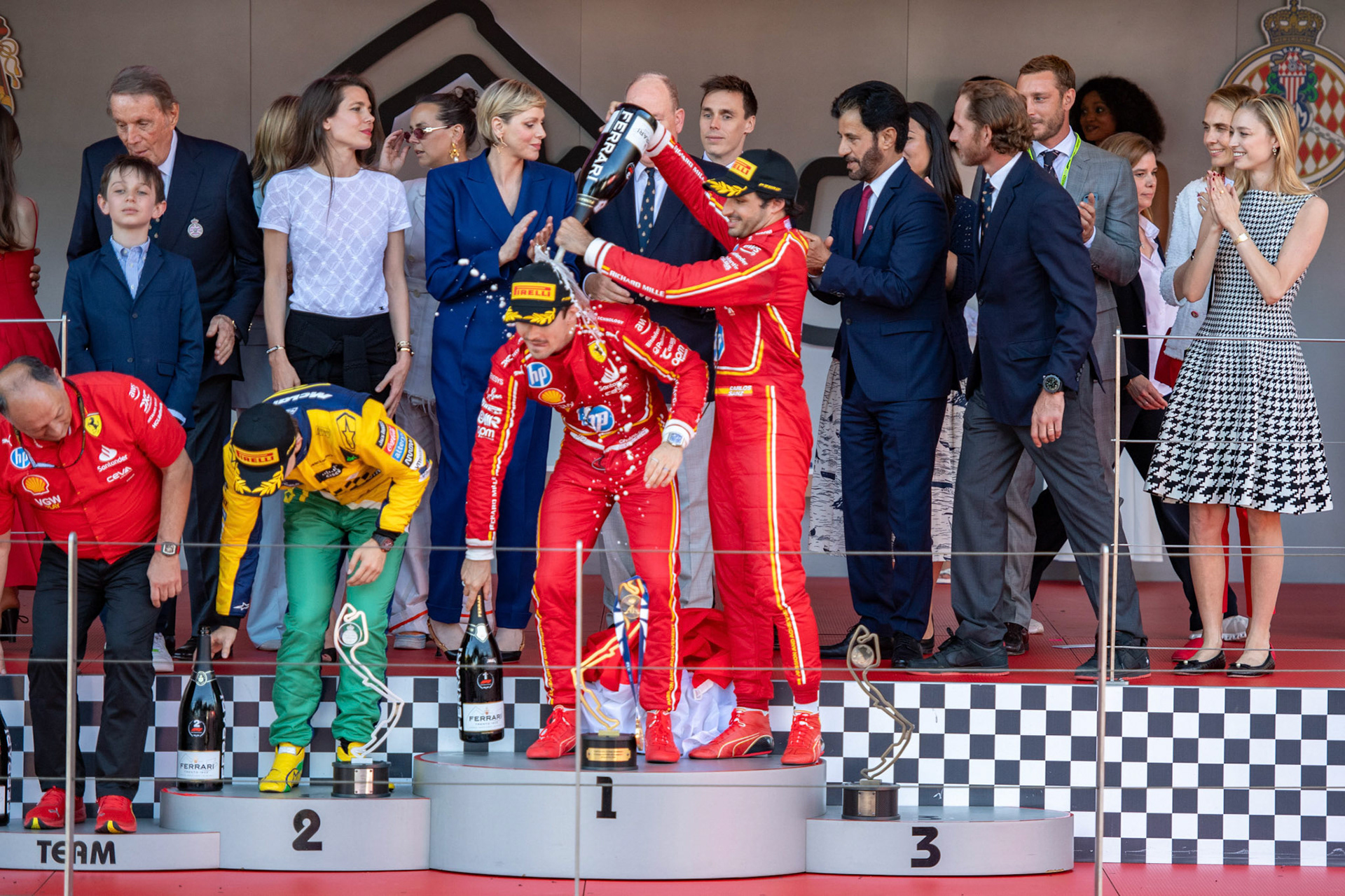 Frederic Vasseur, Teamchef Scuderia Ferrari und Charles Leclerc #16, Scuderia Ferrari und Carlos Sainz #55, Scuderia Ferrari und Oscar Piastri #81, McLaren Formula 1 Team auf dem Podium; Formel1 GP Monaco Sonntag, 26.05.2024