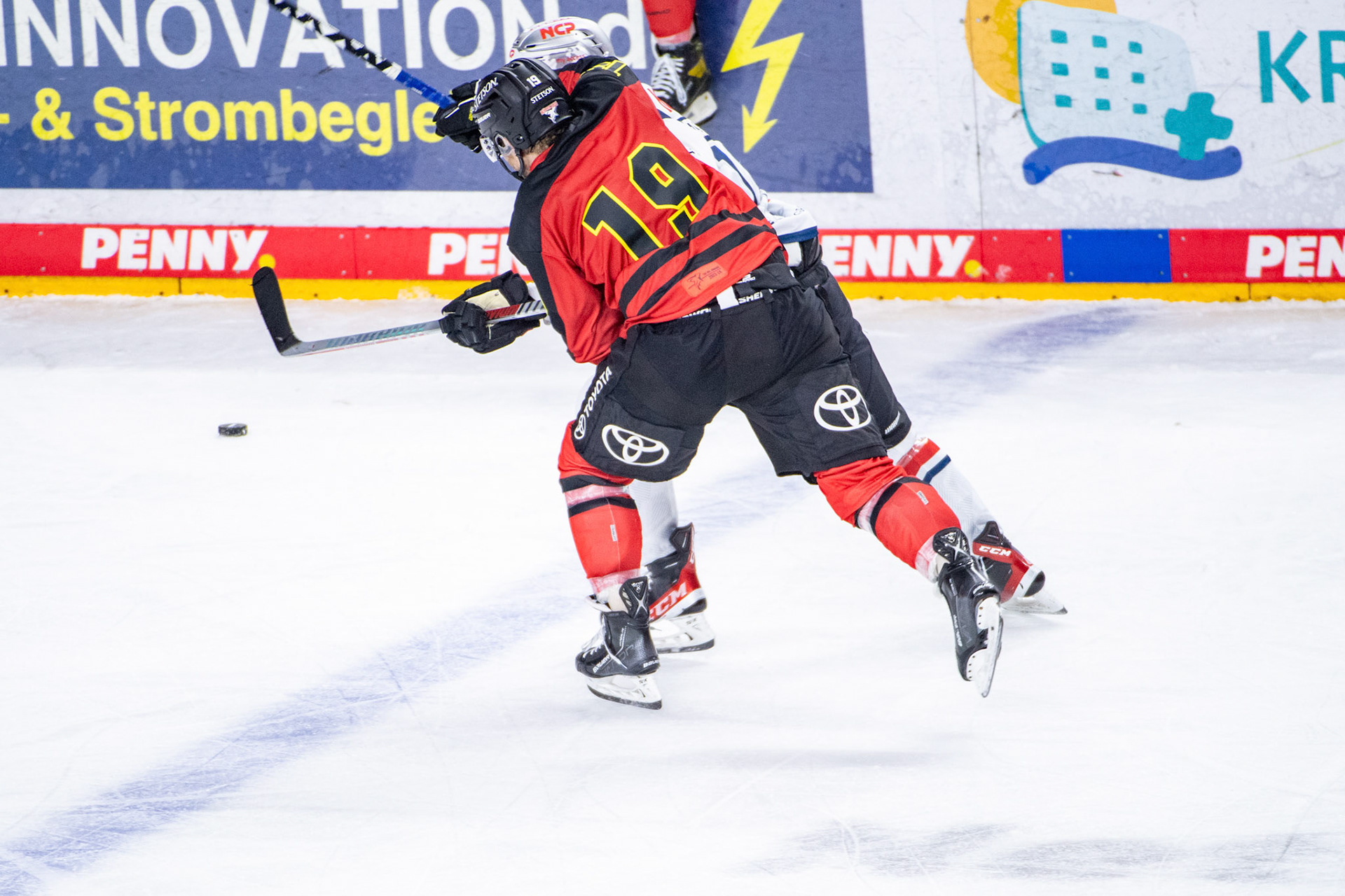 Frederik Storm im Zweikampf; DEL Kölner Haie - Nürnberg Ice Tigers, 17.12.2023