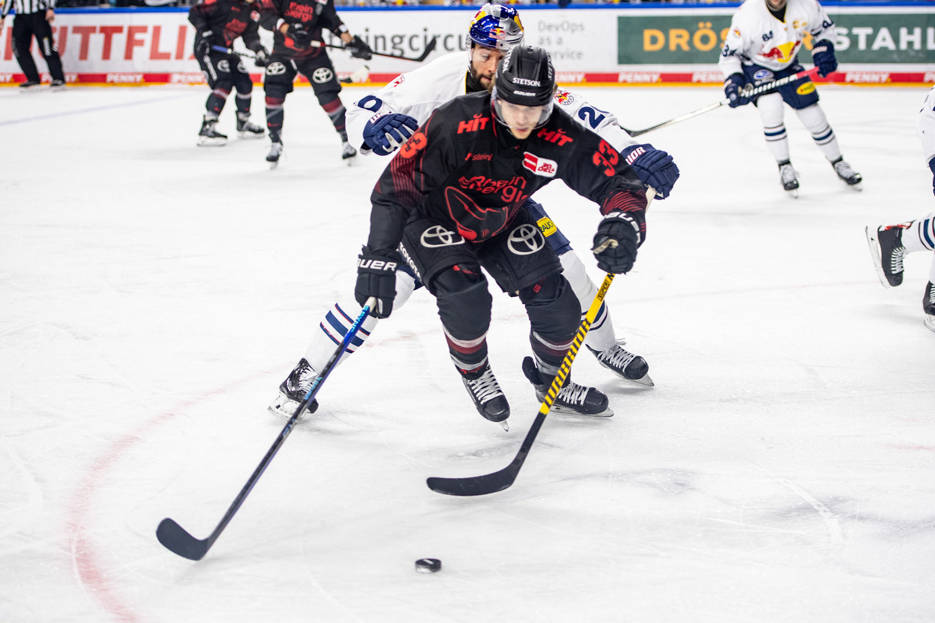 Tim Wohlgemuth im Zweikampf; DEL Kölner Haie - EHC Red Bull München, 05.01.2024