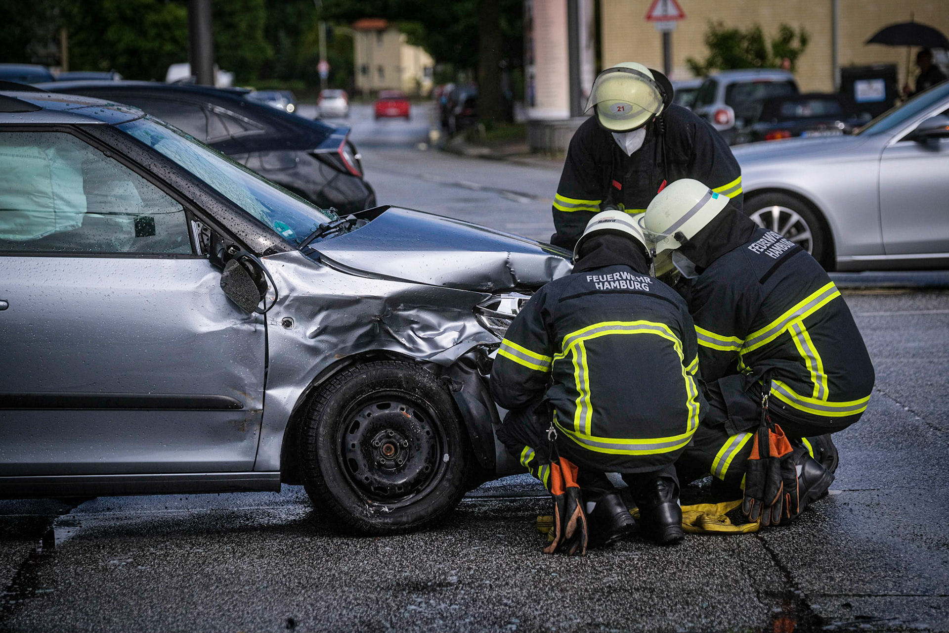 Nach einem Verkehrsunfall zwischen einem Pkw und einem Linienbus der Hochbahn hat die Polizei am Sonnabendnachmittag die Kreuzung Bargteheider Straße/Meiendorfer Straße in Rahlstedt voll gesperrt. Nach ersten Ermittlungen hatte eine Autofahrerin gegen 16.45 Uhr beim Abbiegen den Bus der Linie 24 übersehen und es kam zur Kollision. Zwei Kinder, die zum Zeitpunkt des Unfalls im Auto saßen, blieben augenscheinlich unverletzt. Sie kamen, wie ich der Busfahrer, zur Kontrolle in ein Krankenhaus. Weitere Personen wurden nicht verletzt. An den Fahrzeugen entstand erheblicher Sachschaden. Der Verkehr staute sich in alle Richtungen, woraufhin die Polizei die Fahrzeuge schnellstmöglich von der Straße nahmen. Die Feuerwehr war mit einem Großaufgebot angerückt, da die Alarmierung zunächst als „Massenanfall von Verletzten“ lief. Die Polizei hat die Ermittlungen zur Unfallursache aufgenommen.