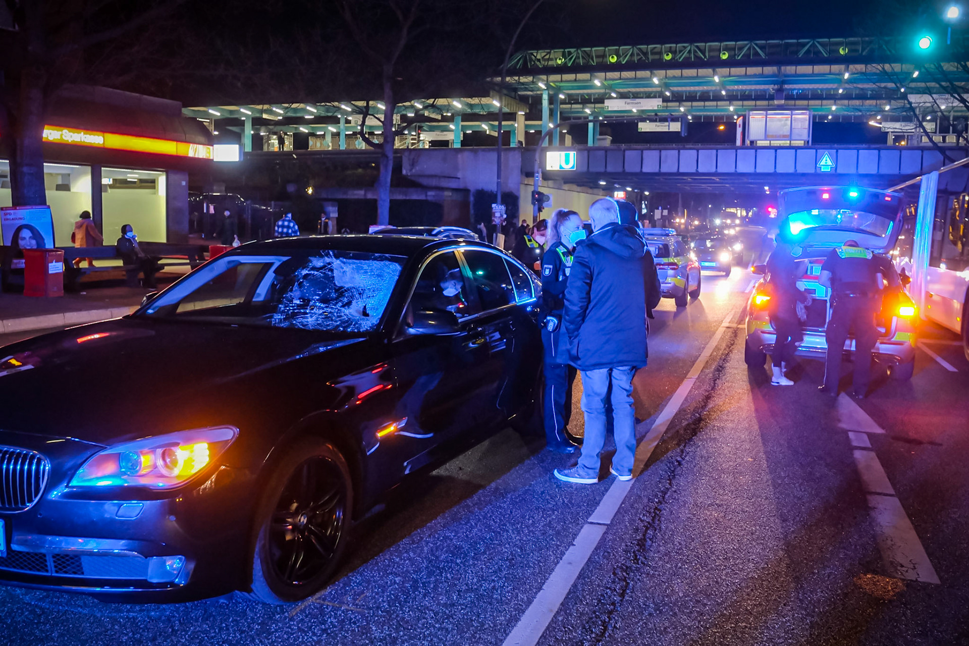 Ein 72 Jahre alter Mann ist am Dienstagabend in Farmsen-Berne bei einem Verkehrsunfall schwer verletzt worden. Er kam mit Notarztbegleitung ins Krankenhaus. Nach ersten Erkenntnissen der Polizei wollte der Mann um kurz nach 19.30 Uhr die August-Krogmann-Straße zu Fuß überqueren. Dabei wurde er etwa auf der Höhe des Bahnhofs von einem BMW erfasst, zuerst auf die Windschutzscheibe des Autos und schließlich auf die Straße geschleudert. Der Mann erlitt sehr schwere Verletzungen. Unter Begleitung eines Notarztes wurde er in eine Krankenhaus gebracht. Die Unfallursache ist noch unklar. Die Polizei hat die Ermittlungen aufgenommen.