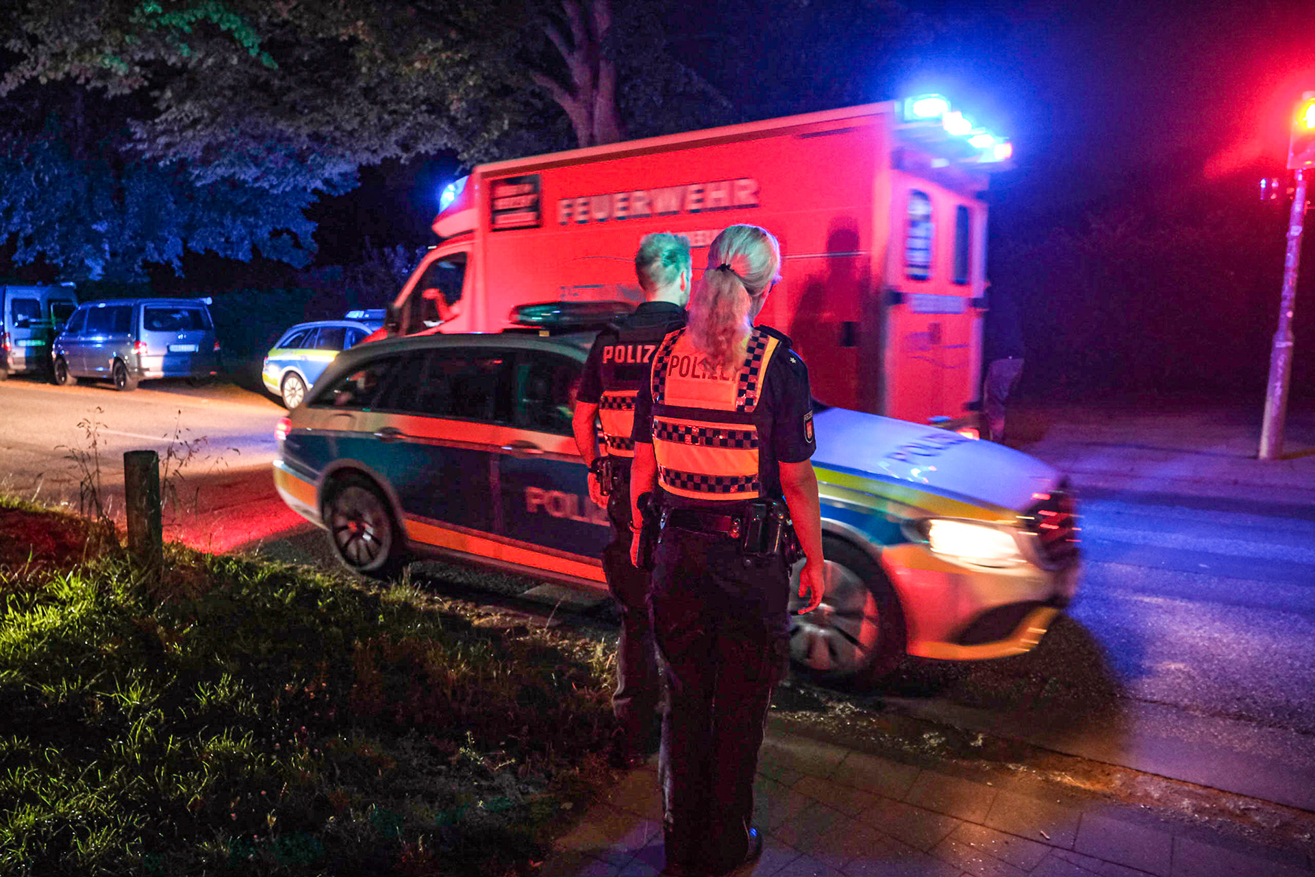 In der Nacht zum Sonntag ist im Hamburger Stadtpark ein Streit unter jungen Leuten eskaliert. Daraufhin kam es zu eine "körperliche Auseinandersetzung", bei der bis zu zehn Personen aufeinander losgegangen waren. Mehrere Rettungswagen und Notärzte wurden gegen 1.50 Uhr aufgrund der unklaren Lage zum Einsatzort im Park alarmiert. Einem 19-Jährigen wurde bei der Auseinandersetzung mit einem Messer in den Rücken gestochen. Der junge Mann wurde mit dem Rettungswagen und unter Notarztbegleitung ins Krankenhaus gebracht. Die weiteren Einsatzkräfte wurden schnell ausgedünnt, da es offensichtlich keine weiteren Verletzten gegeben hatte. Auch ein Großaufgebot der Polizei war anwesend. Einige junge Männer wurden von den Beamten festgesetzt, der 20-jährige Tatverdächtige wurde vorläufig festgenommen, ist mittlerweile jedoch wieder auf freiem Fuß.