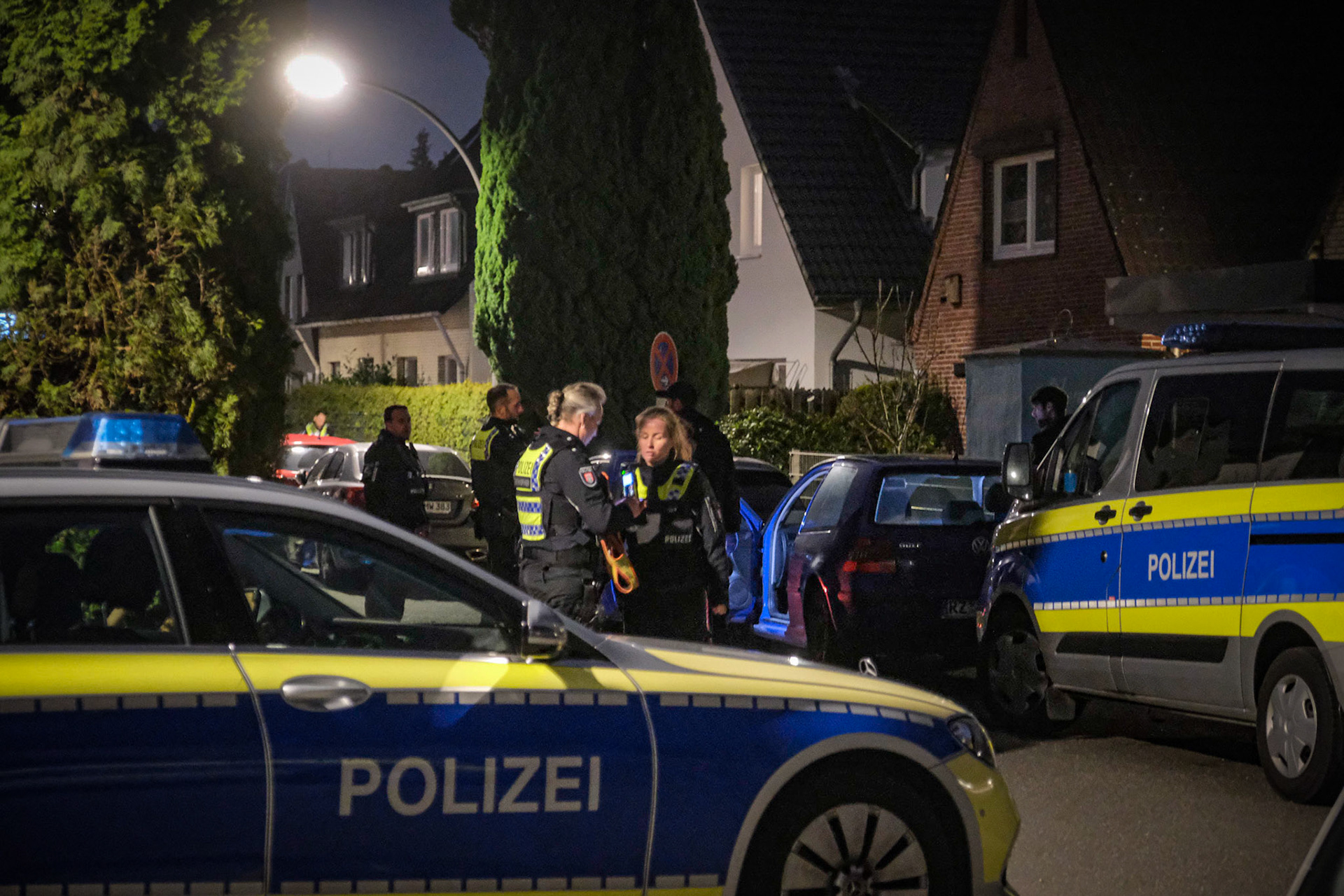 Großalarm bei der Polizei Hamburg am Mittwochabend in Billstedt.Wurde in der Hollestraße der flüchtige Schwerverbrecher Karl L. gesehen? Der 53-Jährige war am vergangenen Freitag nicht in die JVA Fuhlbüttel, besser bekannt als Santa Fu, zurückgekehrt. Er könnte nun bei einer Fahrzeugkontrolle im Hamburger Osten gesehen worden sein, als Polizisten einen VW Golf anhielten. Daraufhin stellte der Fahrer den Pkw ab und flüchtete zu Fuß vor den Beamten, die nun dem Verdacht nachgehen, ob es sich bei der verdächtigen Person um Karl L. handeln könnte. Die Polizei holte umgehend Verstärkung zum Einsatzort. Mit Maschinenpistolen bewaffnete Beamte durchsuchten die Gärten in der Nähe, auch der Polizeihubschrauber „Libelle“ kreiste für rund eine Stunde über Billstedt. Ein Personenspürhund verfolgte die Spur bis zum U-Bahnhof Billstedt. Dort verlor sich die Fährte. Karl L. war in der in der Vergangenheit bereits mehrere Male geflohen. Am Freitag gelang ihm die Flucht bei einem Ausgang in Begleitung eines Strafvollzugsbeamten. Eine unmittelbar eingeleitete Fahndung brachte keinen Erfolg. Doch nun führt die Spur in die Hollestraße.
