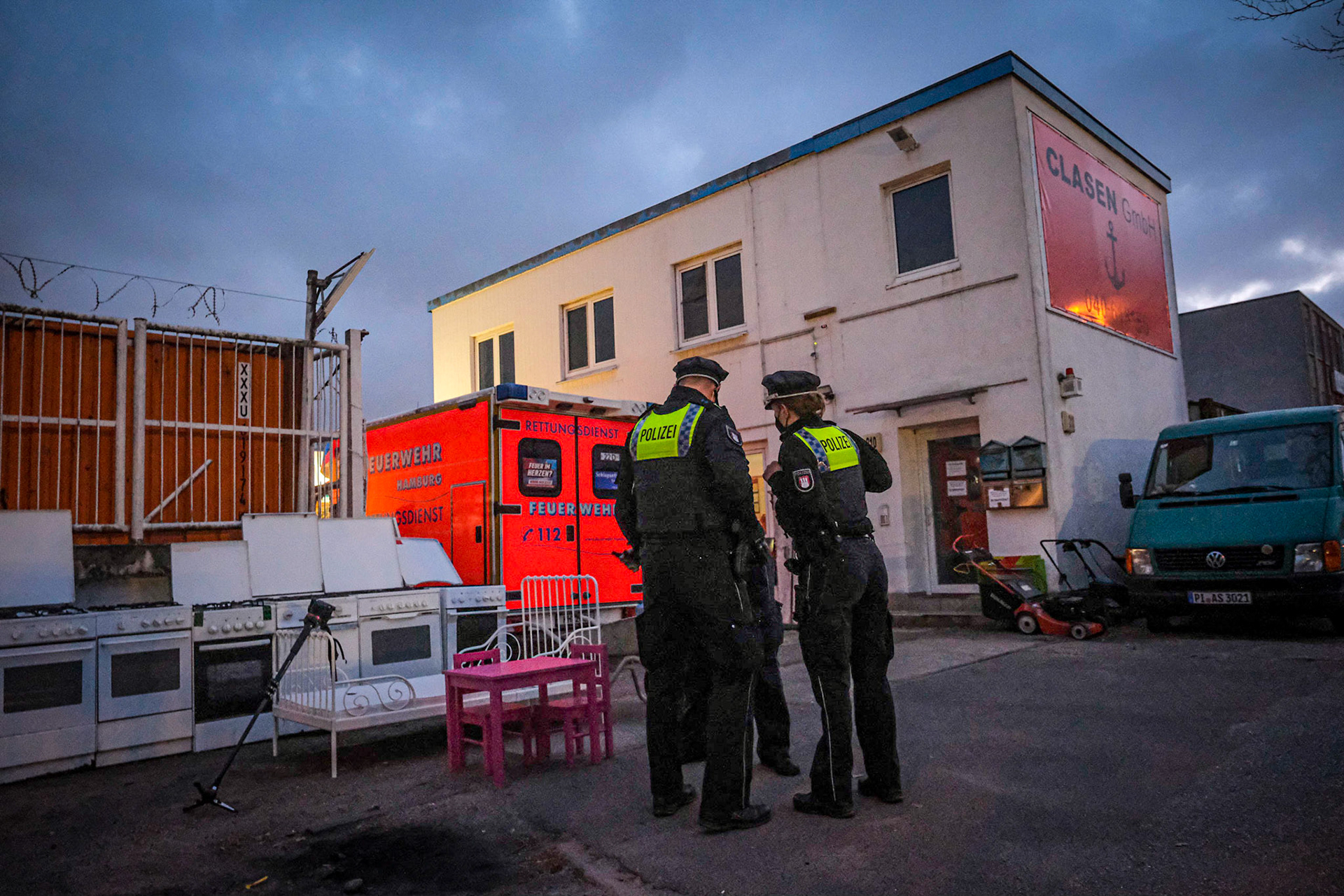 Am Montagabend ist die Polizei in die Billstraße in Rothenburgsort gerufen worden. Dort lag hinter einem Lkw eine männliche Leiche. Als die Beamten um kurz vor 19 Uhr eintraf, flohen diverse Personen vom Einsatzort in verschiedene Richtungen. Rettungskräfte der Feuerwehr Hamburg seien bereits vor Ort gewesen, und hätten vergeblich versucht, den Mann zu reanimieren. Die Polizei geht nicht von einem Gewaltverbrechen, sondern von einem natürlichen Tod des Mannes aus. Im Container des Lkw entdeckten die Beamten zahlreiche gestohlene Fahrräder. Die Polizei geht davon aus, dass der Mann mit den später geflüchteten Personen das Diebesgut in den Container geladen hatte und währenddessen starb. Die Polizei suchte mit Hunden die Umgebung ab. Auch ein Polizeihubschrauber war im Einsatz.
