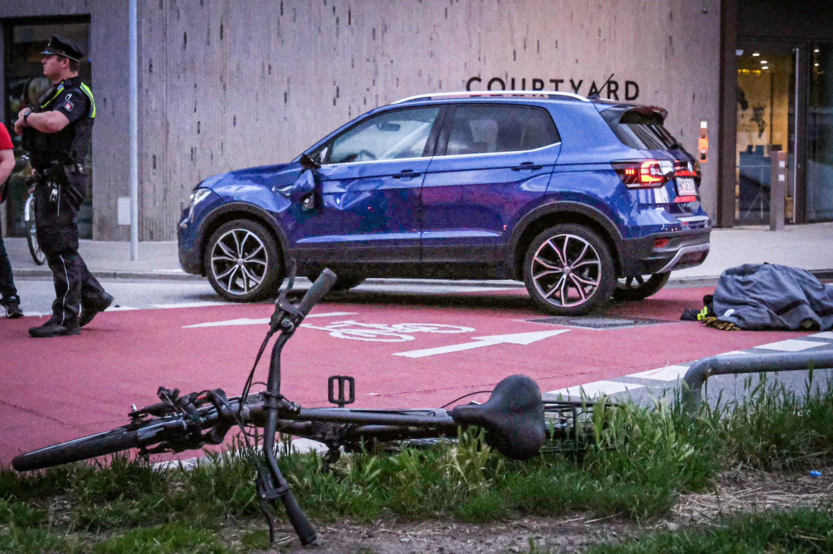 Am Dienstagabend hat ein Pkw-Fahrer in St. Georg einen Radfahrer übersehen und erfasst. Der Fahrradfahrer war um 20.21 Uhr auf dem Radweg an der Adenauerallee/ Ecke Böckmannstraße unterwegs, als er mit einem abbiegenden VW kollidierte. Der Mann wurde über die Motorhaube geschleudert. Nach der Erstversorgung wurde er mit einem Rettungswagen und Notarztbegleitung in ein Krankenhaus gebracht. Lebensgefahr besteht nicht. Die genaue Unfallursache ist noch unklar.