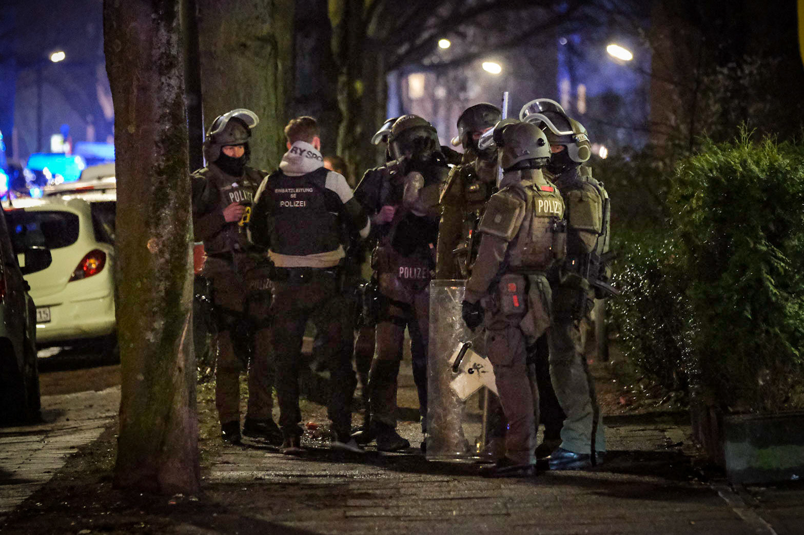 Ein Familienstreit hat am Dienstagabend im Stadtteil Horn das Spezialeinsatzkommando (SEK) der Polizei Hamburg auf den Plan gerufen. Nach Angaben des Lagedienstes hat ein Mann seine Mutter in einer Wohnung am Ilexweg mit einem Messer bedroht. Die Frau sei daraufhin ins Treppenhaus geflüchtet und habe gegen 19.19 Uhr die Polizei alarmiert. Ihr erwachsener Sohn – das genaue Alter war zunächst nicht bekannt – sei daraufhin, noch mit dem Messer in der Hand, auf die Straße gegangen. Er habe sich in einem psychischen Ausnahmezustand befunden. Nach längerer Verhandlung konnte ihn das SEK schließlich an der Washingtonallee überwältigen und festnehmen. Die Frau blieb unverletzt. Straße und Fußweg wurden für die Dauer des Einsatzes gesperrt.
