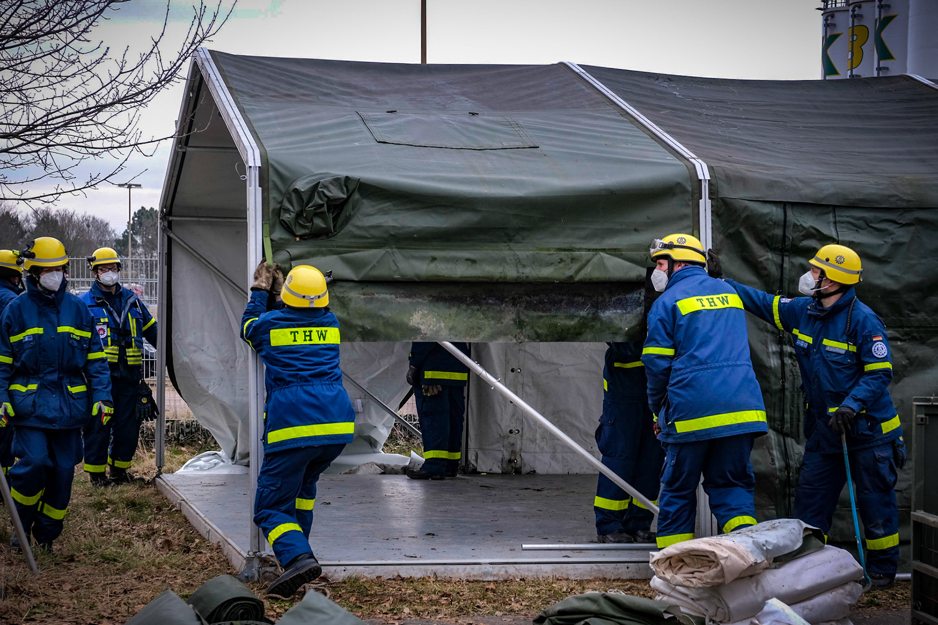 Auf dem Gelände an der Schnackenburgallee wurden am Montag Arbeiten fortgesetzt, um kurzfristig noch mehr ukrainische Geflüchtete unterbringen zu können. Kräfte des THW bauen dort im Auftrag der städtischen Fördern & Wohnen bis Mittwoch insgesamt 20 Zelte auf. Die Stadt hat seit dem Überfall Russlands auf die Ukraine neben bestehenden Unterkünften auch andere Möglichkeiten aktiviert: So sollen unter anderem in Hotels und Schulsporthallen Menschen untergebracht werden, auch im ehemaligen Fegro-Markt in Harburg ist eine Notunterkunft entstanden. Weniger als drei Wochen nach Kriegsbeginn sind Hamburg bereits mindestens 9000 Schutzsuchende angekommen.