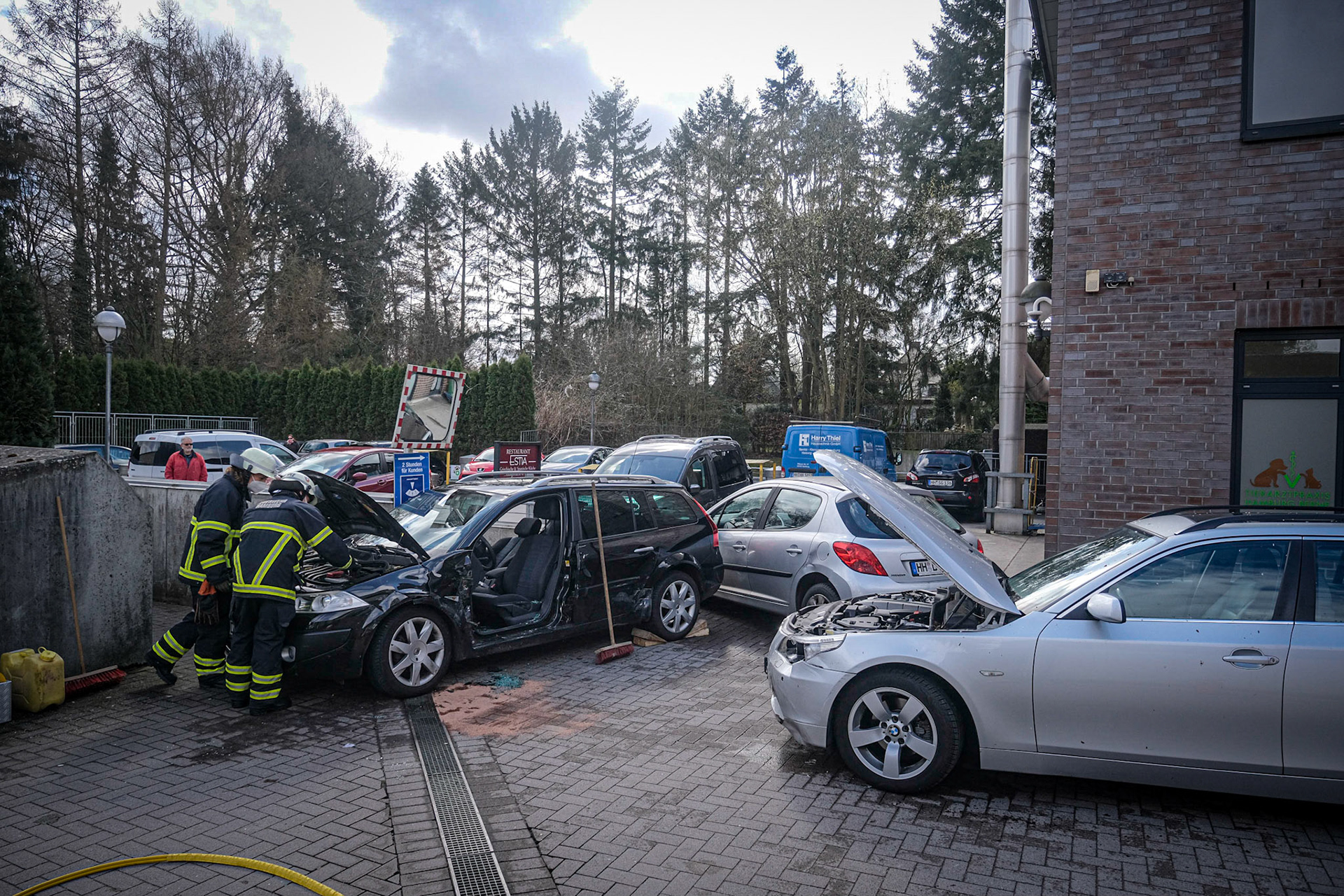 Mal wieder hat ein autofahrender Rentner in Hamburg einen Unfall verursacht, indem er offenbar die Bremse mit dem Gas verwechselt hat. Bei dem Fahrer soll es sich bei dem Fahrer um einen 83-Jährigen gehandelt haben. Nach ersten Erkenntnissen fuhr der Mann am Freitagvormittag um 10.55 Uhr auf den Parkplatz eines Hinterhofs in der Hermann-Balk-Straße in Rahlstedt, als ihm ein anderer Pkw, der den Hinterhof verlassen wollte, entgegenkam. Den anderen Pkw vor Augen wollte der Rentner eigentlich die Bremse betätigen, erwischte aber stattdessen das Gaspedal und kollidierte mit dem Wagen. Im Anschluss krachte der Unfallverursacher zudem in ein drittes Auto auf dem Parkplatz. Wie genau es dazu kam, ist noch unklar. Der Fahrer des ersten gerammten Autos wurde durch die Kollision in seinem Fahrzeug eingeklemmt. Eintreffende Feuerwehrleute befreiten den Mann, der leicht verletzt in ein Krankenhaus gebracht wurde. Die anderen beiden am Unfall beteiligten Personen blieben unverletzt.