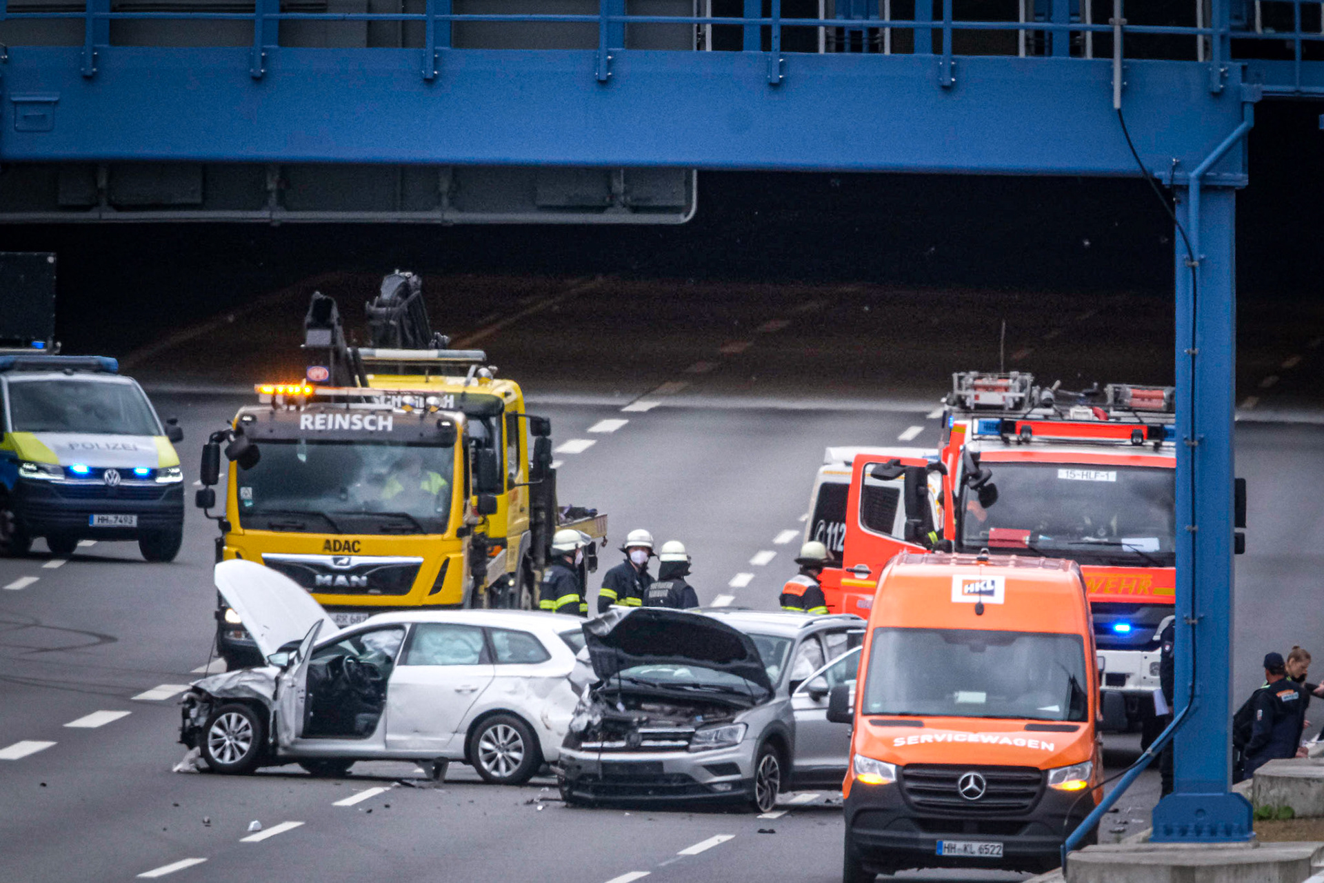Auf Grund eines Unfalls hinterm Tunnel Stellingen wurde die A7 Richtung Norden am Montagmittag gesperrt. Nach ersten Erkenntnissen der Polizei waren an dem Unfall, der sich gegen 12.45 Uhr ereignete, ein Lkw und zwei Pkw beteilgt. Dabei wurden drei Personen verletzt. Der genaue Unfallhergang ist derzeit noch nicht bekannt. Die Verletzten wurden mit Rettungswagen ins Krankenhaus gebracht. Ein Rettungshubschrauber landete ebenfalls an der Unfallstelle. Die Autobahn musste in Richtung Norden gesperrt und der Verkehr an der Anschlussstelle Stellingen abgeleitet werden. Um 14.30 Uhr wurde alle Spuren wieder für den Verkehr freigegeben.