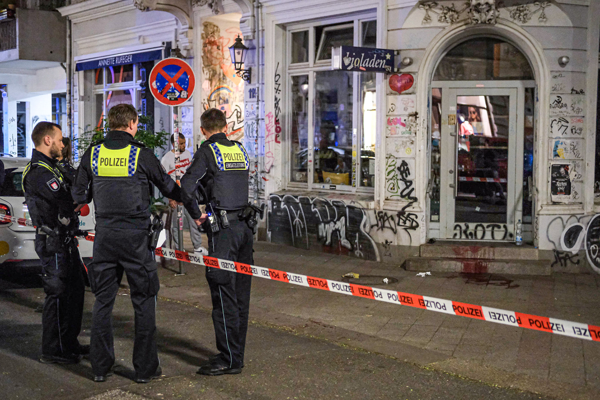 Eine Frau hat am späten Donnerstagabend einen Mann im Karolinenviertel mit einem Messer niedergestochen und schwer verletzt. Nach ersten Ermittlungen der Polizei Hamburg stach sie gegen 23.15 Uhr auf der Marktstraße den 32-Jährigen einmal in den Oberkörper und ergriff anschließend die Flucht. Offenbar handelt es sich bei der Täterin um die mutmaßliche Ex-Freundin des Opfers. Die Polizei rückte mit acht Streifenwagen an, doch die Fahndung nach der mutmaßlichen Täterin, die namentlich bekannt ist, blieb zunächst erfolglos. Der verletzte Mann wurde ins Krankenhaus gebracht, Lebensgefahr bestehe nicht. Der Kriminaldauerdienst hat noch in der Nacht die Ermittlungen aufgenommen und Spurensicherung am Tatort gesichert.