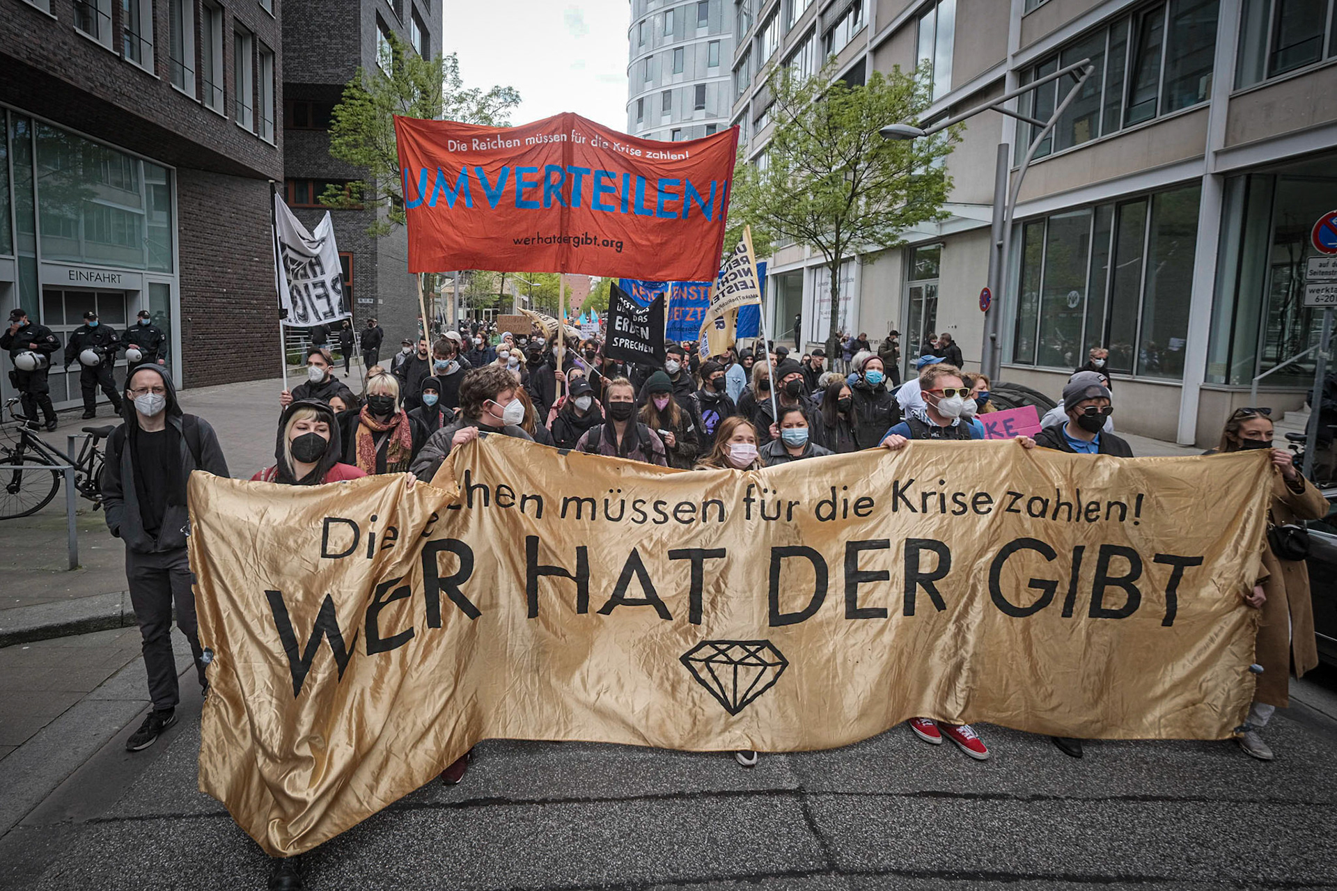 Unter dem Motto "Wir können uns die Reichen nicht mehr leisten" sind am 1. Mai bis zu 2000 linke Demonstranten durch die Hamburger Hafencity gezogen. In Sprechchören wurde "Wer hat, der gibt. Wer nicht gibt, wird enteignet" skandiert. Zu der Demo aufgerufen hatte das Bündnis "Wer hat, der gibt". Der Aufzug, in dem es auch einen Block der Linksautonome gab, lief Richtung Binnenalster und wurde von Polizeikräften begleitet. Zwischenfälle gab es nicht.