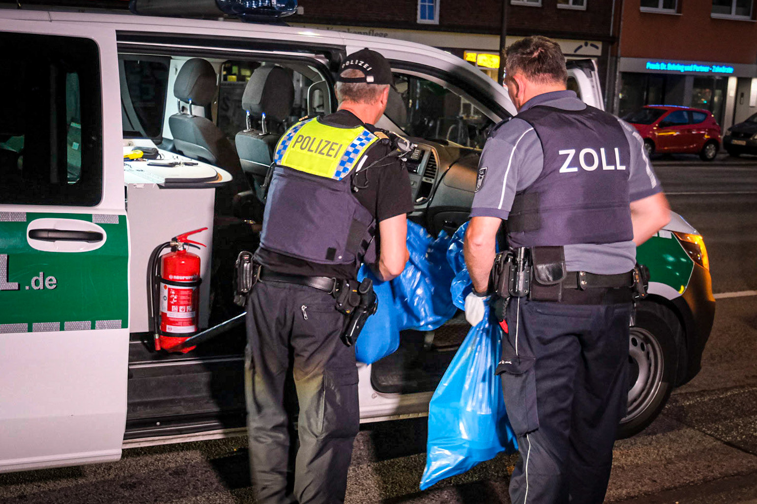 Am Sonntagabend kontrollierten Beamte von Polizei, Zoll und Bezirksamt mehrere Shisha Bars an der Wandsbeker Chaussee in Hamburger Eilbek. Der Zoll stellte größere Mengen offenbar unversteuerten Tabakwaren sicher. Die Beamten fanden auch mehrere Gramm Drogen und zwei offenbar illegale Glückspielautomaten. Alles wurde sichergestellt. Es wurden zahlreiche Strafanzeigen gefertigt.