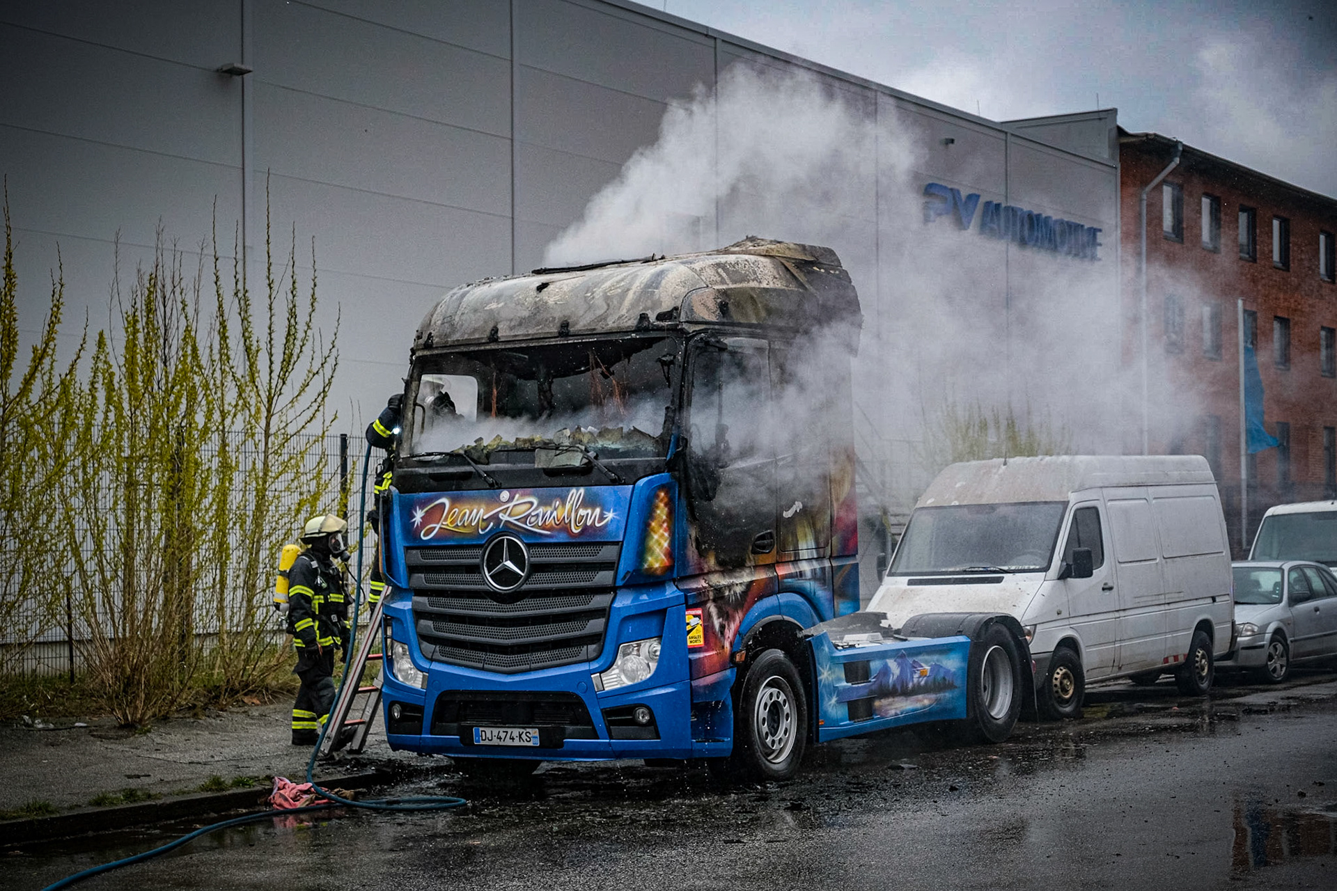 An der Billstraße in Rothenburgsort ist am Montagnachmittag die Fahrerkabine eines Lkw vollständig ausgebrannt. Der Alarm ging um 13.47 Uhr bei der Feuerwehr Hamburg ein. Zum Zeitpunkt des Feuers befand sich keine Person in der Fahrerkabine. Die Hintergründe sind noch unklar. Es gab keine Verletzten. An der Zugmaschine des Lkw ist ein französisches Kennzeichen angebracht. Im Rahmen der Löscharbeiten entdeckten Feuerwehrleute einen Kanister in einem kleinen Fach hinter der Fahrerkabine. Der noch unklare Inhalt ist nun Gegenstand der polizeilichen Ermittlungen. Einsatzkräfte der Berufsfeuerwehr Billstedt haben den Brand schnell gelöscht. Außerdem wurden auslaufende Betriebsstoffe mit Bindemittel eingekreist, um ein Eintreten in die Kanalisation zu verhindern. Die Billstraße wurde während der Arbeiten kurzzeitig gesperrt.