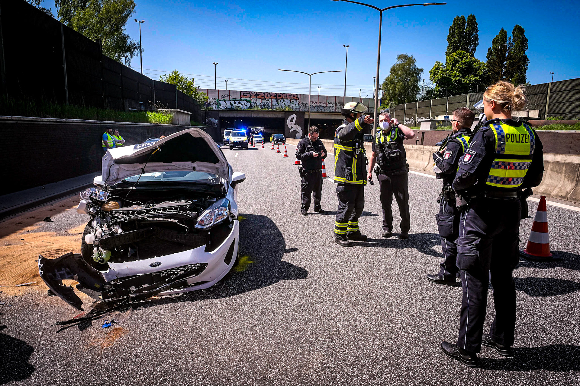 Aus bislang unbekannter Ursache ist es am Sonntagmittag gegen 12.06 Uhr auf der Autobahn 1 Richtung Norden auf Höhe des Moorfleeter Tunnels zu einem Auffahrunfall gekommen. Beide PKW-Fahrer wurden verletzt und mussten ins Krankenhaus gebracht werden. Wegen Ermittlungsarbeiten zur Unfallursache kann es auch weiterhin immer mal wieder zeitweise zu einer Vollsperrung kommen. Insgesamt zwei Fahrzeuge seien in dem Unfall verwickelt gewesen. Bei dem auffahrenden PKW-Fahrer habe "möglicherweise eine Erkrankung" eine Rolle gespielt. Weil bei dem Unfall Flüssigkeiten aus den Fahrzeugen austrat, ist die Autobahnmeisterei derzeit mit den Aufräumarbeiten beschäftigt. Die Fahrbahn musste zeitweise komplett gesperrt werden.