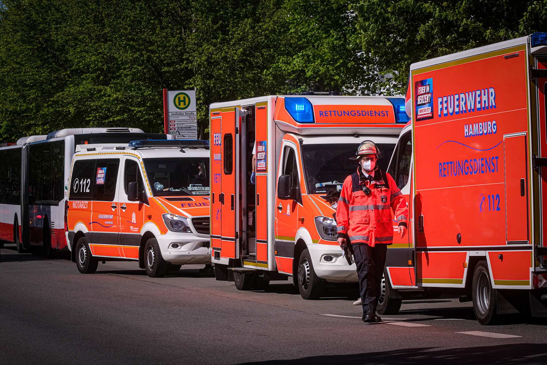 Eine dreiköpfige Jugendgruppe hat am Montagnachmittag einen Großeinsatz von Feuerwehr und Polizei Hamburg ausgelöst. Aus noch unbekannten Gründen kam es in einem fahrenden HVV-Bus der Linie 27 im Bereich des Öjendorfer Damms zu einem Streit, in dessen Verlauf die drei Teenager Reizgas im Bus versprühten. Als der Bus anhielt, seien die drei mutmaßlichen Täter getürmt – die Flüchtigen seien aber bereits identifiziert. Diverse Fahrgäste des Busses mussten sich die Augen auswaschen, die Feuerwehr stellte dafür ein Standrohr auf. Insgesamt sechs Menschen mussten mit Atemwegsreizungen medizinisch versorgt werden. Bei einer Frau fielen diese so heftig aus, dass sie ins Krankenhaus gebracht wurde.
