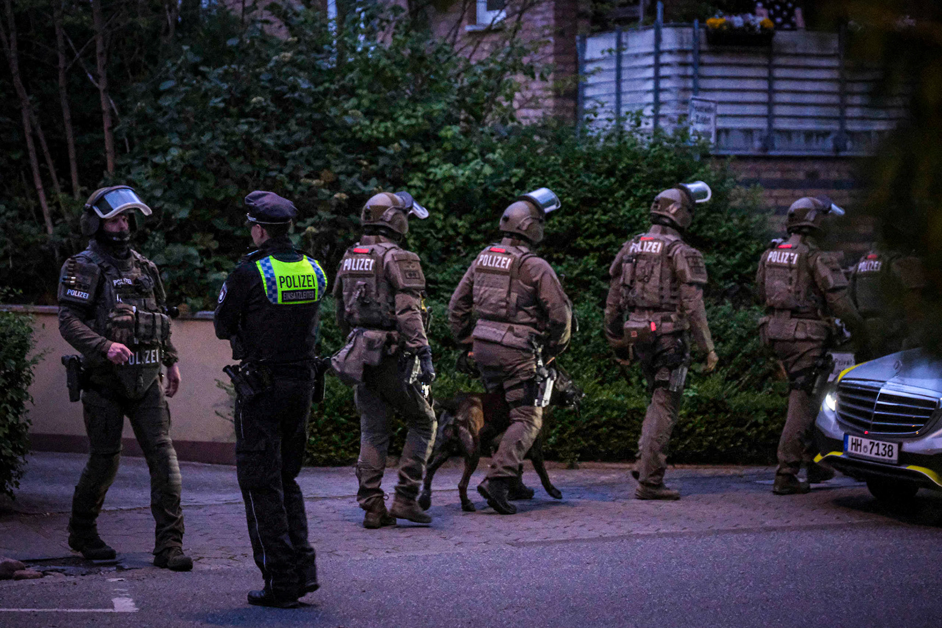 Um 20 Uhr kam es am Mittwochabend in der Krögerstraße in Rahlstedt zu einem Großeinsatz der Polizei Hamburg. Ein Mann drohte, seine Nachbarn zu erschießen. Offenbar war ihm die Wohnung gekündigt worden. Als die Polizisten vor dem Wohnhaus ankamen und versuchten, Kontakt zu dem Mann aufzunehmen, richtete er seine Drohung gegen die Beamten. "Verpisst euch, sonst erschieße ich euch auch", soll der Mann gerufen haben. Da der Mann schon mehrfach polizeilich bekannt war, holte man die Kräfte der Unterstützungsstreife für besondere Einsatzlagen (USE) und des Sondereinsatzkommando (SEK) zur Unterstützung hinzu. Gegen 21. 20 Uhr stürmten die Spezialkräfte die Wohnung des Mannes und überwältigten ihn. Er wurde festgenommen und auf die Wache gebracht. Nun soll er einem Amtsarzt vorgeführt werden. Verletzt wurde bei dem Einsatz niemand.