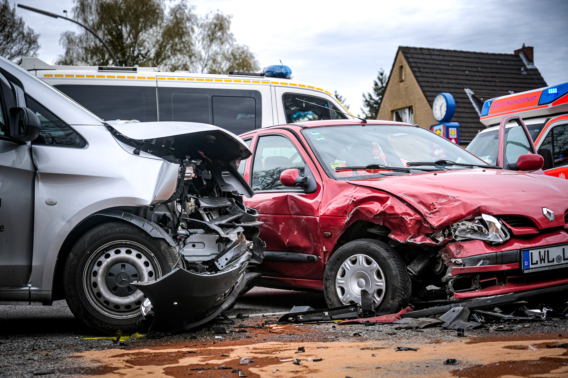 In Rahlstedt ist es am Donnerstagmittag zu einem schweren Verkehrsunfall gekommen. Auf der Kreuzung Am Pulverhof/Stein-Hardenberg-Straße sind um 12.55 Uhr zwei Autos – ein silbernes Handwerkerfahrzeug und ein roter Renault – gegeneinandergekracht. Ein Fahrer habe von der Stein-Hardenberg-Straße nach links auf den Pulverhof abbiegen wollen und sei dabei gegen einen Wagen gekracht, der in entgegengesetzter Richtung geradeaus über die Kreuzung fuhr. Wer dabei wen übersehen hat, ist nun Gegenstand der Ermittlungen. Zwei Menschen wurden bei dem Zusammenstoß verletzt und kamen ins Krankenhaus. Lebensgefahr besteht nicht. Die Stein-Hardenberg-Straße wurde in Richtung Wandsbek kurzzeitig für den Verkehr gesperrt.