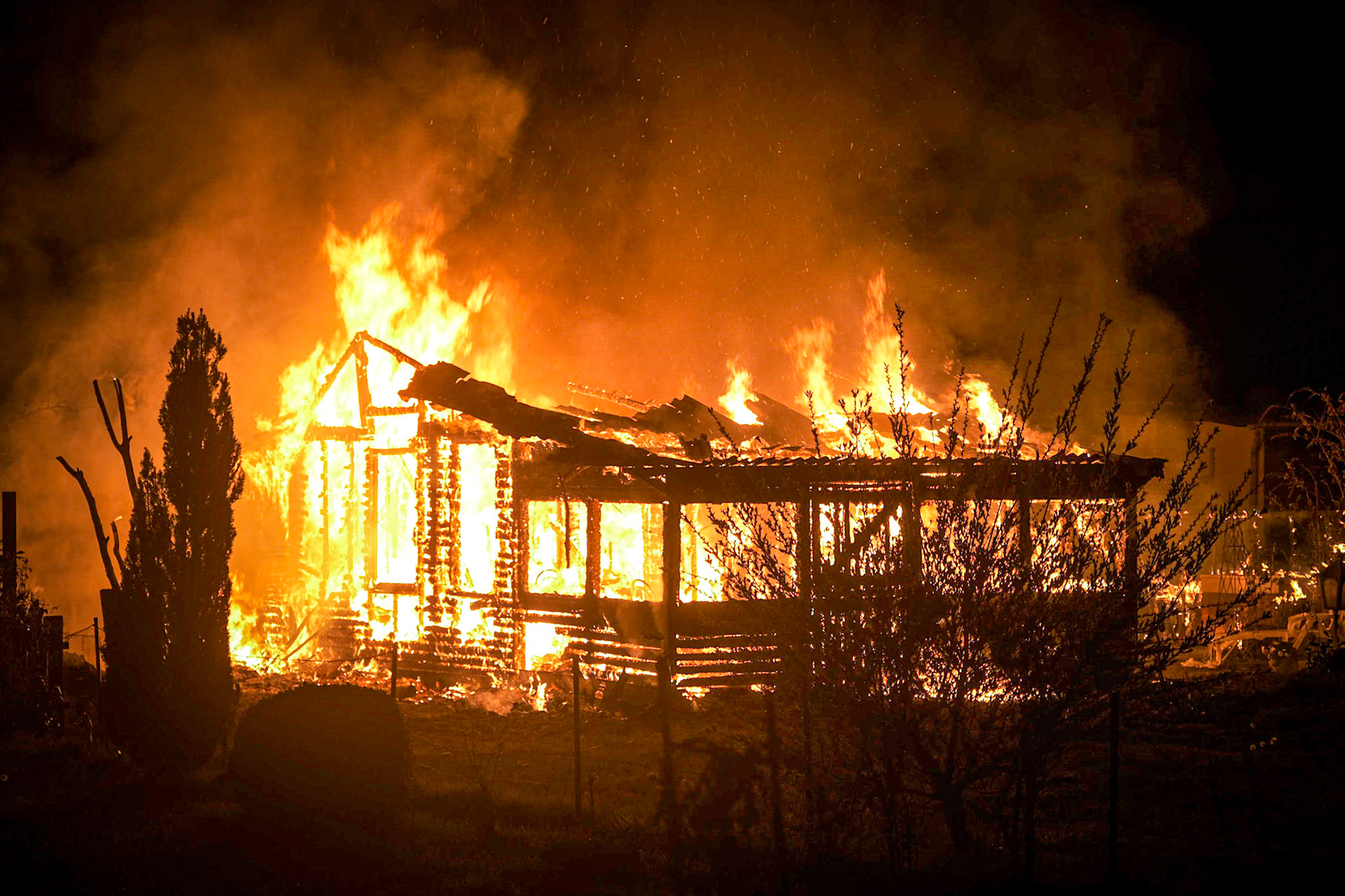In der Nacht zu Montag ist im Kleingartenverein 543 in Hellbrook eine Laube komplett abgebrannt. Als die Feuerwehr den Verein erreichte, stand die Laube bereits in Flammen. Trotz des schnellen Eingreifens der Feuerwehr konnte das einstöckige Gebäude nicht mehr gerettet werden.. Bis die Feuerwehr den Brand gelöscht hatte dauerte es ungefähr eine Stunde. Laut Einsatzbericht erreichten die Flammen eine Höhe von 10 Metern und waren Augenzeugen zufolge über mehr als 300 Meter sichtbar und erleuchteten den gesamten Himmel. Neben der abgebrannten Laube wurden zwei weitere durch Hitzeeinwirkungen beschädigt. Eine Hochspannungsleitung, die 20 Meter entfernt war, blieb unversehrt. Ob es sich bei diesem Brand um einen technischen Defekt oder Brandstiftung handelt, ist bisher noch unklar. Das LKA hat die Ermittlungen übernommen.