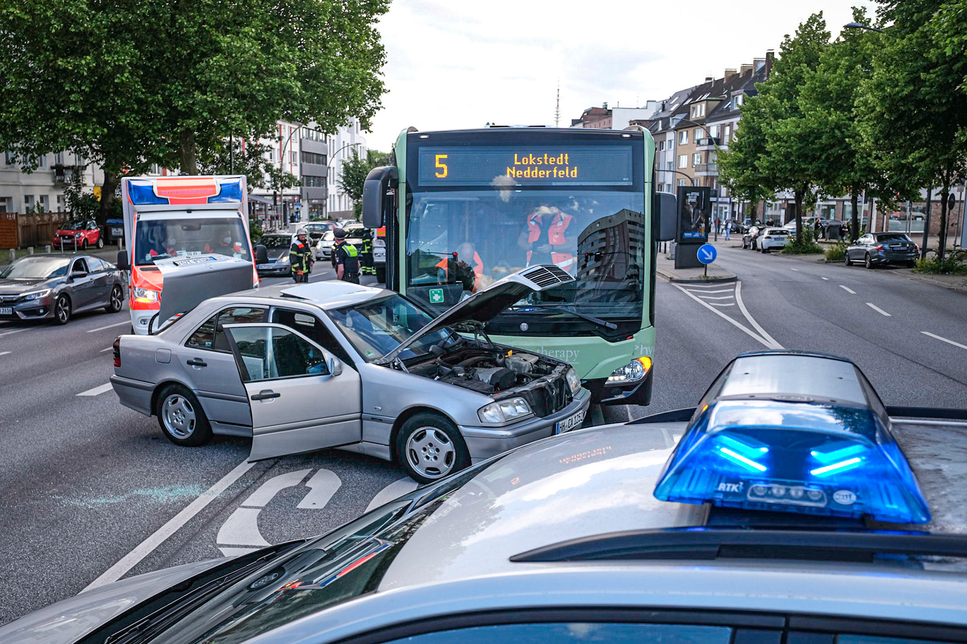 Drei Menschen sind am späten Montagnachmittag bei einem Unfall mit einem HVV-Bus der Linie 5 auf der Hoheluftchaussee mindestens leicht verletzt worden. Die Einsatzkräfte sind gegen 17.42 Uhr alarmiert worden. Kurz vor der Kreuzung mit der Troplowitz-/Martinistraße hatte der Fahrer eines Mercedes versucht, über die Busspur zu fahren, mutmaßlich um zu wenden. Der Busfahrer hatte keine Chance, rechtzeitig auf das illlegale Manöver zu reagieren und erfasste die Limousine. Dabei erlitten der Fahrer des Busses sowie ein Fahrgast leichte Verletzungen. Der Fahrer des Mercedes musste von der Feuerwehr aus seinem Fahrzeug befreit werden, er kam verletzt ins Krankenhaus. Durch den Unfall im Feierabendverkehr kam es um den Unfallort herum zu größeren Verzögerungen.