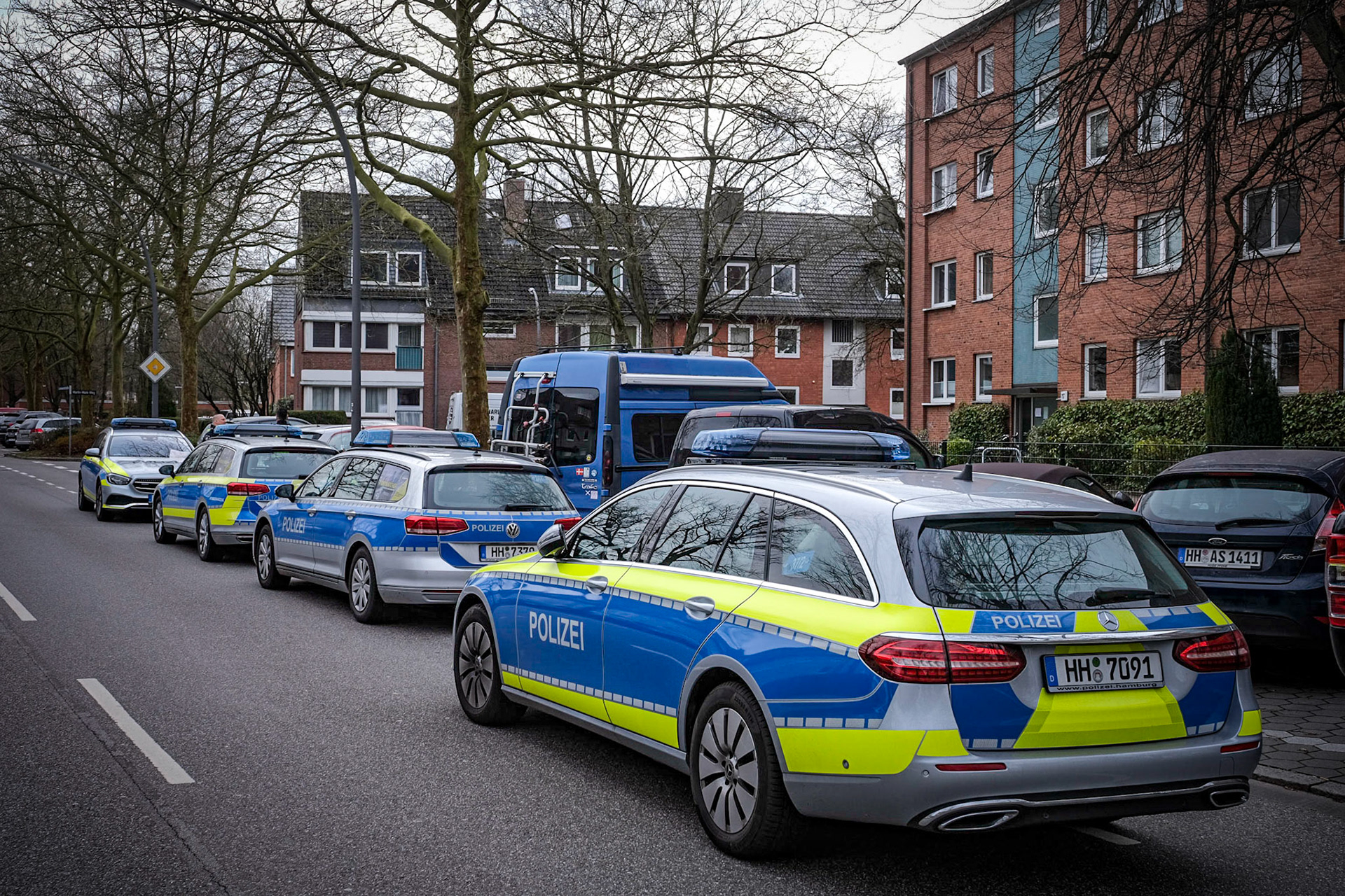 Die Polizei Hamburg hat am Dienstagnachmittag mit einem Hubschrauber nach einem falschen Kollegen gesucht. Nach ersten Informationen soll sich ein Mann gegen 14.20 Uhr an der Lesserstraße im Stadtteil Wandsbek als Beamter ausgegeben und so versucht haben, eine ältere Dame abzuzocken. Eine Sofortfahndung nach dem mutmaßlichen Betrüger blieb erfolglos. Das Landeskriminalamt hat die weiteren Ermittlungen übernommen.