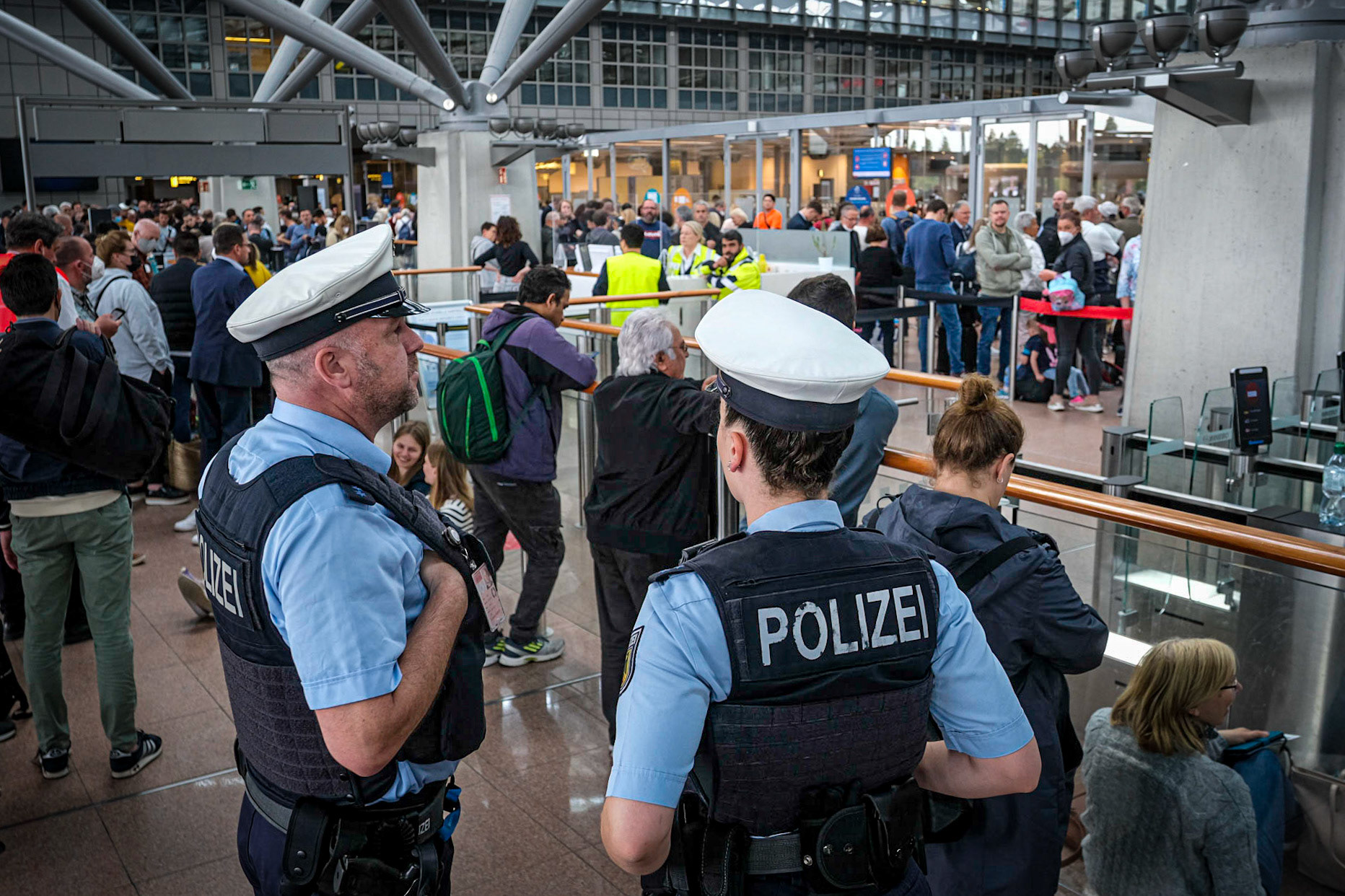 Aufgrund "polizeilicher Ermittlungen", wie es von der Bundespolizei heißt, sind am Mittwochmittag alle Starts von Flugzeugen am Flughafen Hamburg gestoppt worden. Darüber hinaus solle der Sicherheitsbereich des Airports geräumt werden. Was genau Auslöser für den Polizeieinsatz ist, wollte die Bundespolizei unter Verweis auf den laufen Einsatz vorerst nicht mitteilen. Nach ersten Informationen soll eine Person in den Sicherheitsbereich gelangt sein, ohne dass sie vorher kontrolliert wurde. Durch die vollständige Sperrung des Sicherheitsbereichs kam es zu großem Gedränge in der Abfertigungshalle. Gegen 13.15 Uhr wurden die Wartenden per Lautsprecher-Durchsage darüber informiert, dass für mindestens eine Stunde keine Abfertigung von Flügen stattfinden werde.