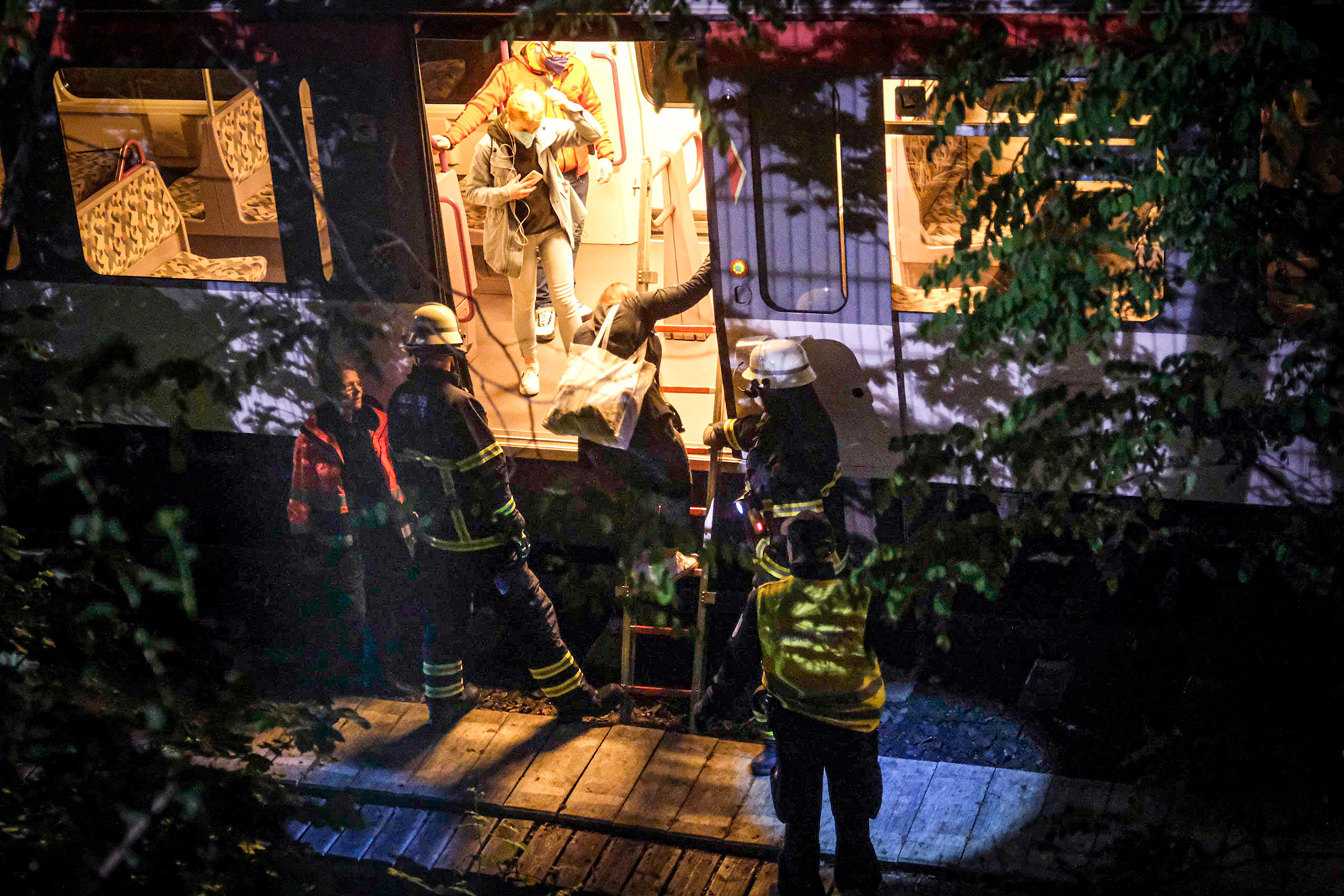 Am Dienstagabend haben Rettungskräfte der Feuerwehr Hamburg einen Zug der Linie U1 evakuiert. In der Nähe der Haltestelle Sengelmannstraße wurde auf offener Strecke offenbar ein E-Roller auf die Gleise geworfen, der von dem Zug in Richtung Großhansdorf erfasst wurde. Verletzt wurde bei dem Unfall niemand. Bei der Kollision wurde der Zug so stark beschädigt, dass die Fahrt zunächst nicht weitergehen konnte. Die Einsatzkräfte haben Roller herausgezogen. Die Polizei Hamburg stellte nach der Bergung den stark verformten E-Roller auf Höhe des Paul-Stritter-Weg sicher. Die Fahrgäste wurden von der Feuerwehr Hamburg aus den Waggons geholt. Für sie wurde ein Ersatzverkehr eingerichtet. Die Hochbahn hat nach dem Zwischenfall auf der Strecke der U1 zwischen Lattenkamp und Fuhlsbüttel Nord einen Ersatzverkehr mit Bussen und Taxen eingerichtet.