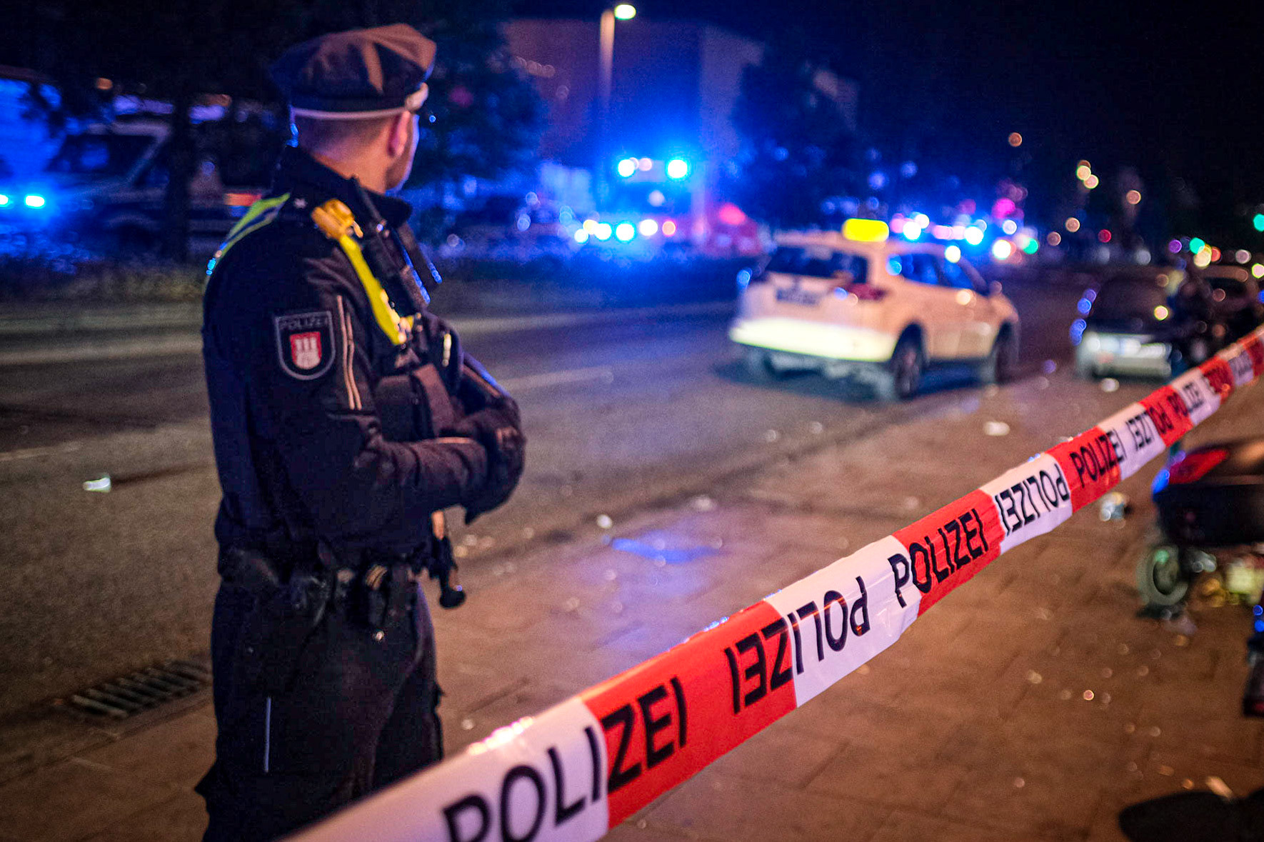 Gegen 03:38 Uhr kam es auf der Reeperbahn zu einem schweren Verkehrsunfall. Ein Taxi ist in eine Personengruppe gefahren. In der Alarmierung der Feuerwehr hieß es, es seien zwei Personen nicht ansprechbar. Auf der Reeperbahn ist es in der Nacht zum Sonntag zu einem schweren Verkehrsunfall gekommen, bei dem zwei Frauen von einem Taxi erfasst worden sind. In einer anschließenden Auseinandersetzung wurden auch zwei Polizisten verletzt. Nach ersten Erkenntnissen ereignete sich der Unfall gegen 3.30 Uhr auf der Reeperbahn. Eine Gruppe von Kiezbesuchern ist plötzlich bei Rotlicht auf die Fahrbahn gelaufen. Dabei wurden zwei Frauen von einem Taxi erfasst und verletzt. Polizisten vor Ort wollten die medizinische Erstversorgung durchführen, wurden dabei jedoch von einem Begleiter der beiden Frauen aus bislang unbekannten Gründen attackiert. Zwei Beamte wurden dabei verletzt. Laut dem Sprecher mussten daraufhin Zwangsmittel gegen den Angreifer eingesetzt werden. Die beiden verletzten Polizisten und die Frauen wurden anschließend von dem Rettungsdienst der Feuerwehr versorgt. Ein Beamter konnte seinen Dienst in der Nacht nicht fortsetzen, die beiden Frauen wurden in ein Krankenhaus gebracht, waren jedoch nicht schwer verletzt. Die Feuerwehr war mit 18 Einsatzkräften vor Ort. Die Polizei war mit einem Großaufgebot angerückt, sperrten den Unfallort ab und nahmen Zeugenaussagen auf. Die Reeperbahn wurde für den Verkehr in Richtung Altona zeitweise voll gesperrt.