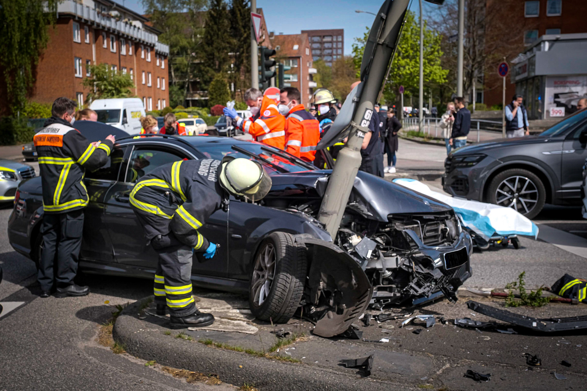 Ein älterer Mann ist am Freitagmittag mit seinem Mercedes aus noch ungeklärter Ursache ungebremst gegen eine Ampel gerast. Rettungssanitäter und ein Notarzt mussten den Mann noch auf der Straße reanimieren. Die Polizei wurde gegen 11.30 Uhr zum Unfallort auf der Kreuzung Dehnhaide/Hufnerstraße alarmiert. Nach Zeugenaussagen hatte der Mercedes-Fahrer plötzlich sein Auto beschleunigt und war ungebremst frontal gegen eine Ampel gefahren. Ob der Unfall möglicherweise auf eine Erkrankung zurückzuführen ist, wird geprüft. Der ältere Mann kam unter Reanimationsbedingungen mit einem Rettungswagen und Notarztbegleitung ins Krankenhaus.
Während der Rettungsmaßnahmen wurde die Dehnhaide in Richtung Winterhude voll gesperrt.