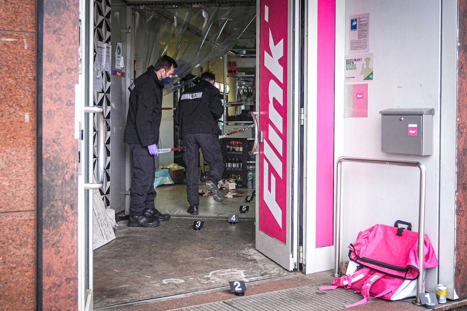 Ein 25 Jahre alter Mann griff am Sonnabendmorgen am Winterhuder Weg/Ecke Mozartstraße eine 41 Jahre alte Frau an und stach ihr mit einem Messer in den Hals. Das blutende Opfer wurde von einem Mitarbeiter des Ladens, der den Angriff beobachtet hatte, geistesgegenwärtig in das Geschäft gezogen. Von innen lehnte sich der Retter gegen die Tür, um den Angreifer abzuhalten. Der versuchte noch, die Tür einzutreten. Ein weiterer Mitarbeiter des Lieferdienstes alarmierte parallel die Polizei Hamburg. Mehrere Beamte überwältigten den Messerstecher schließlich in Tatortnähe, stellten die Tatwaffe sicher und brachten ihn zur nächsten Wache. Die Frau wurde schwer verletzt in ein Krankenhaus eingeliefert. Inzwischen soll sich ihr Zustand stabilisiert haben. Laut Polizei bestand Lebensgefahr. Die Mordkommission des Hamburger Landeskriminalamtes hat die Ermittlungen übernommen.