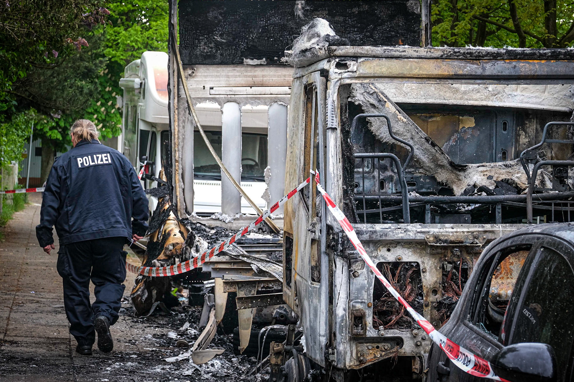 In Billstedt sind in der Nacht zum Mittwoch ein LKW und ein Auto in Flammen aufgegangen. Ein weiterer PKW und ein Wohnmobil wurden durch das Feuer beschädigt. Dass es sich um Brandstiftung handelt, ist naheliegend, aber noch nicht bestätigt. Um 3.45 Uhr wurde die Feuerwehr Hamburg in die Straße Schlangenkoppel alarmiert. Nicht nur der Lastwagen und ein Pkw, die am Straßenrand standen, brannten lichterloh – auch eine angrenzende Hecke stand in Flammen. Die Einsatzkräfte konnten den Brand schnell löschen und übergaben den Fall an die Polizei. Diese sperrte den Bereich ab und war am Mittwochmorgen mit Brandermittlern vor Ort.