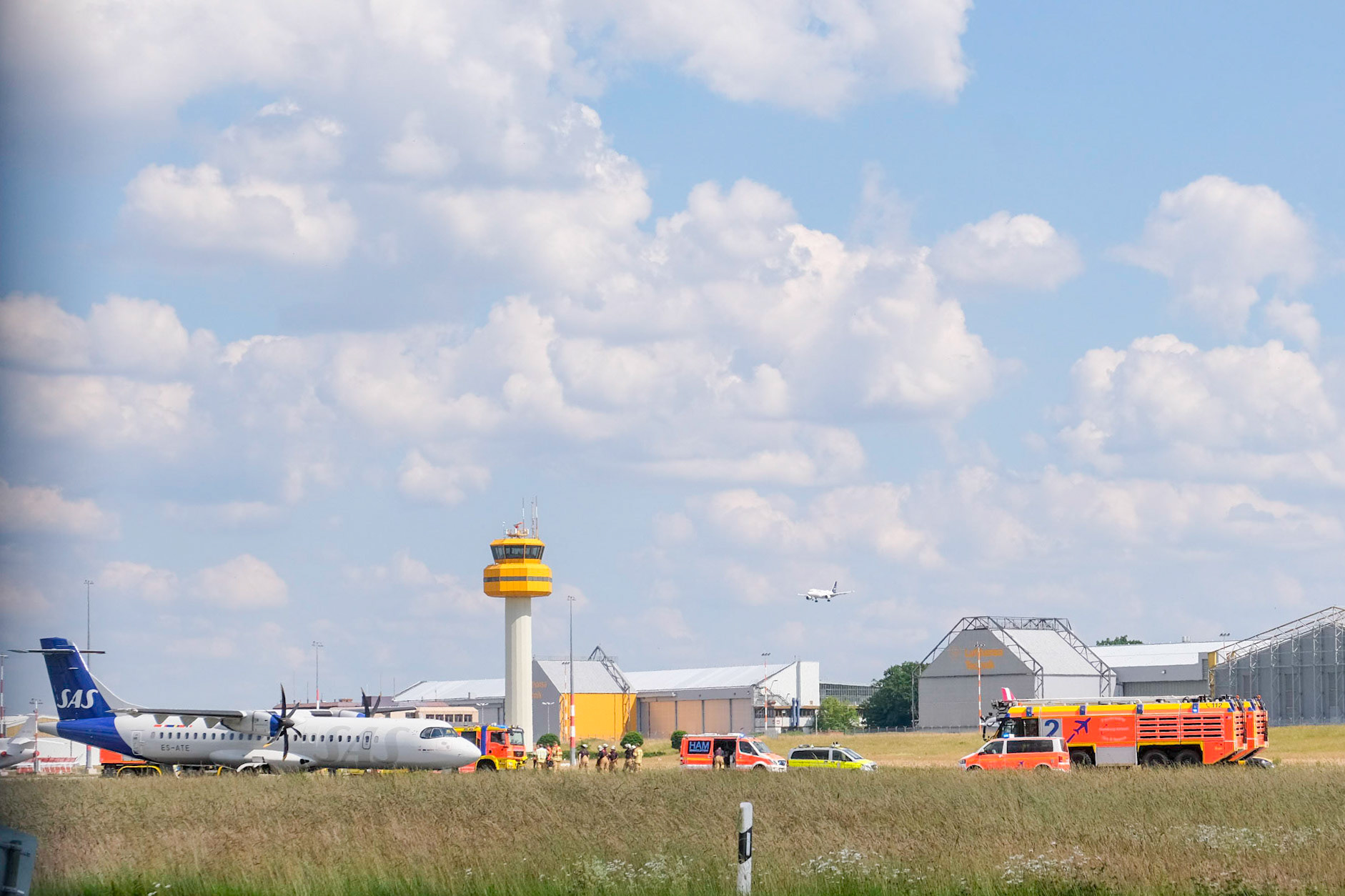 Zwischenfall auf dem Flughafen Hamburg: Gegen 15.30 Uhr platzte bei einer Maschine der Fluglinie SAS ein Reifen. Das Flugzeug blieb auf der Landebahn stehen. Sofort rückte die Flughafen-Feuerwehr aus und sicherte den Unfallort. Nach Angaben einer Flughafen-Sprecherin wurden die Passagiere zum Terminal gebracht. Es soll keine Verletzten gegeben haben. Da die Start- und Landebahn durch das beschädigte Flugzeug, eine Propeller-Maschine vom Typ ATR, blockiert war, wurde der Flugverkehr über die andere Piste abgewickelt. Nach Angaben der Flughafen-Sprecherin wurde der Flugbetrieb durch den Zwischenfall nicht beeinträchtigt. Das Flugzeug wurde nach etwa 1,5 Stunden von der Landebahn geschleppt. Zur Ursache des Reifenplatzers gab es am späten Nachmittag noch keine Informationen.