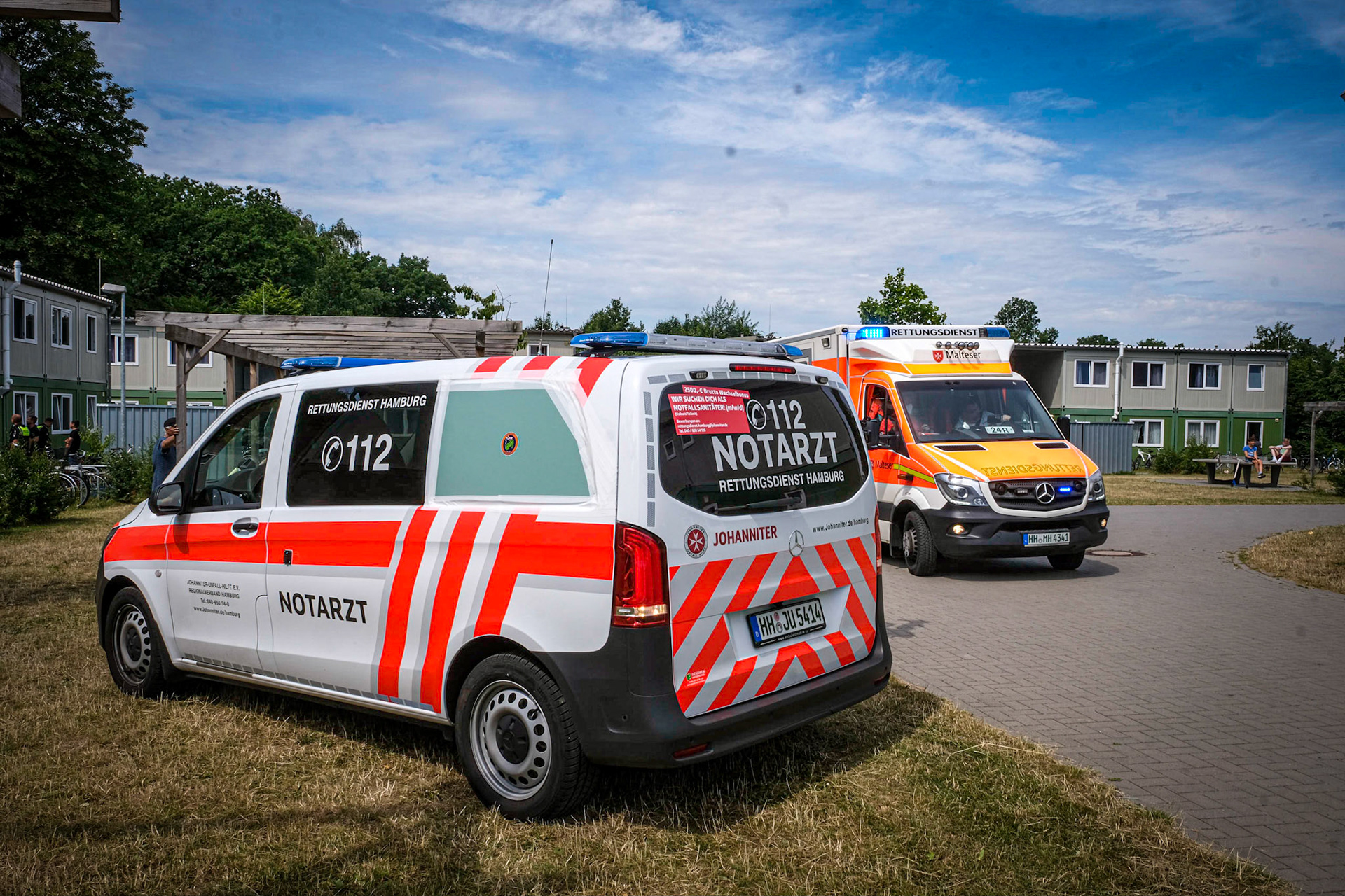 Bei einem Angriff in einer Geflüchtetenunterkunft in Wellingsbüttel ist am Sonntag ein Bewohner lebensgefährlich verletzt worden. Einer seiner Nachbarn wurde als dringend tatverdächtig festgenommen. Der mutmaßliche Täter soll nach ersten Informationen psychisch auffällig sein. Polizei und Rettungskräfte sind vor Ort, die Mordkommission ermittelt. Ersten Informationen zufolge soll der 46-Jährige sein Opfer im Verlauf eines Streits mit mehreren Beteiligten aus bisher unbekannten Gründen mit einem Küchenmesser attackiert und niedergestochen haben.