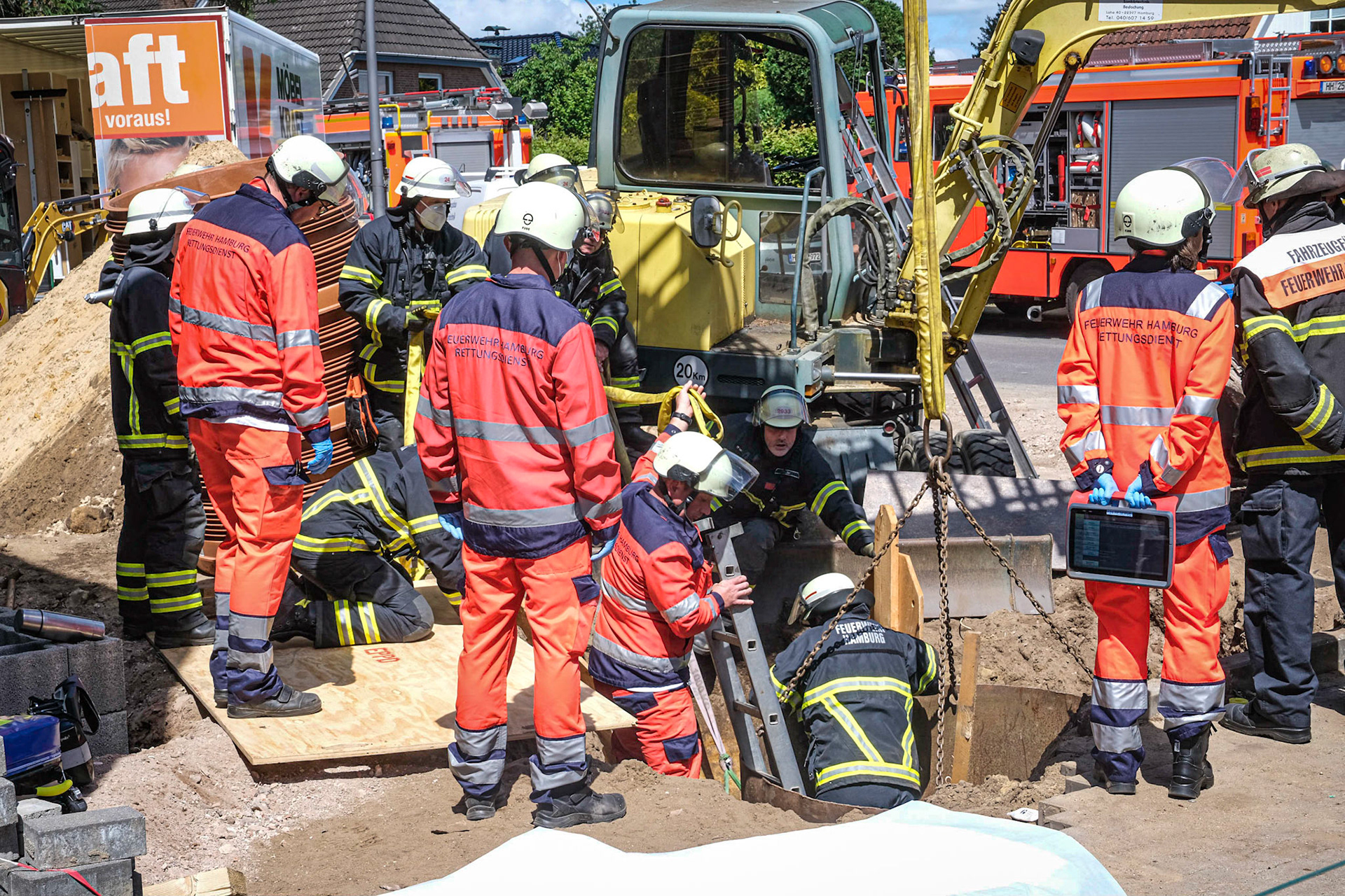 tschte ein Arbeiter auf einer Baustelle am Bilenbarg in Lemsahl-Mellingstedt bei Arbeiten an der Drainage in einen etwa 2,50 Meter tiefen Schacht. Dort sei er zwischen Moniereisen und Erdreich eingeklemmt worden. Die Polizei sperrte die Straße ab, die Feuerwehr, die mit einem Aufgebot von etwa 45 Einsatzkräften und speziellem Gerät angerückt war, begann derweil mit der Rettung. Hierfür sei zunächst das Erdreich mit Schalbrettern und Schachtringen gesichert worden, um ein Nachrutschen zu verhindern. Schließlich sei der Handwerker durch händische Grabungsarbeiten aus seiner misslichen Lage befreit worden. Der Mann wurde durch einen Arzt untersucht und versorgt, verblieb aber auf eigenen Wunsch vor Ort. Am Ende kam der junge Arbeiter mit Schürfwunden am Bein davon – und einem Schock fürs Leben. Das Amt für Arbeitsschutz will am Freitag die Unglücksstelle in Augenschein nehmen. Warum genau es zu dem Unfall kam, ist noch unklar. Der Bilenbarg wurde um 12.32 Uhr wieder für den Verkehr freigegeben.