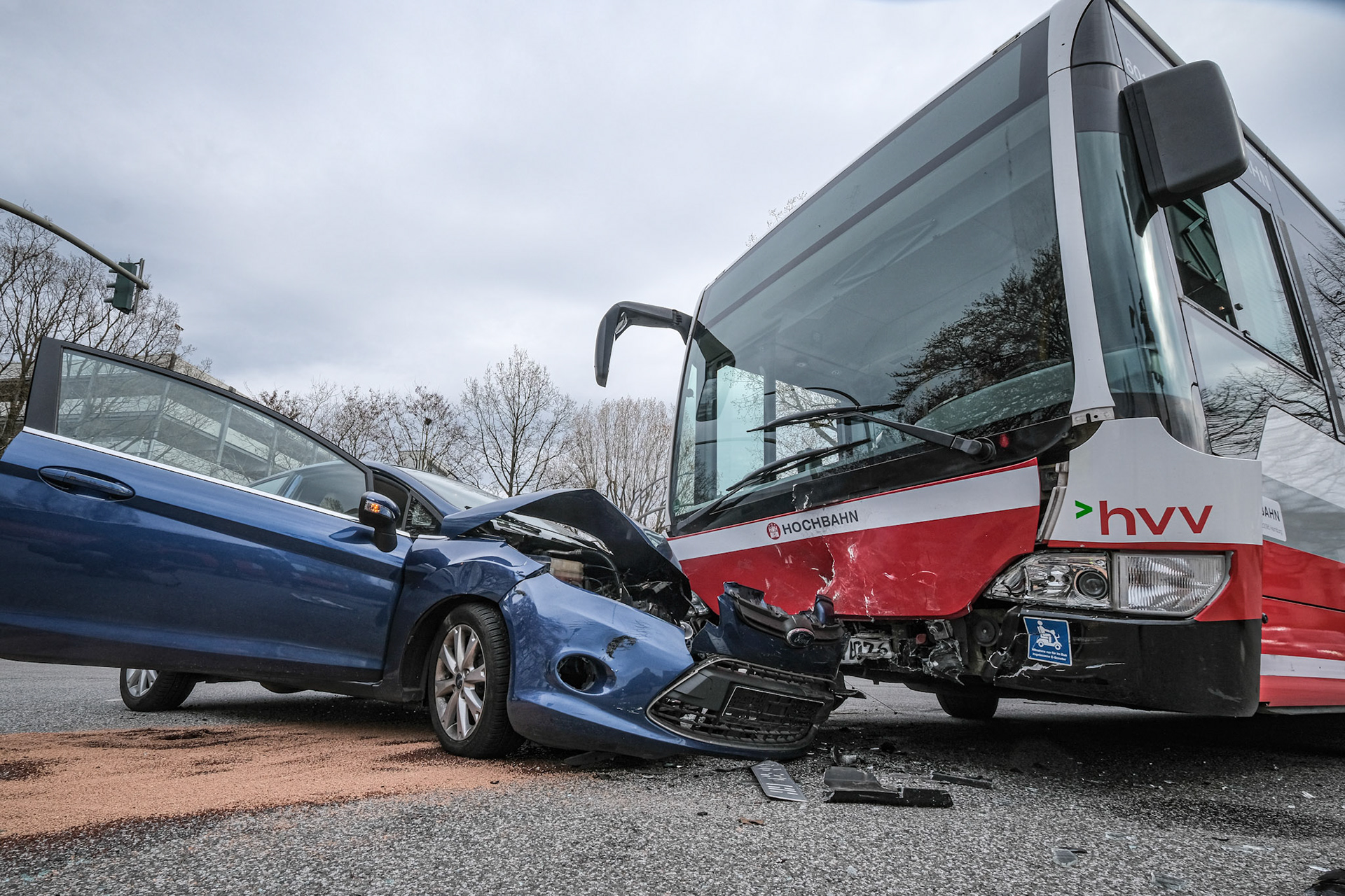 In Rahlstedt ist es am Donnerstagmittag zu einem schweren Verkehrsunfall gekommen. Auf der Kreuzung Am Pulverhof/Stein-Hardenberg-Straße sind um 12.55 Uhr zwei Autos – ein silbernes Handwerkerfahrzeug und ein roter Renault – gegeneinandergekracht. Ein Fahrer habe von der Stein-Hardenberg-Straße nach links auf den Pulverhof abbiegen wollen und sei dabei gegen einen Wagen gekracht, der in entgegengesetzter Richtung geradeaus über die Kreuzung fuhr. Wer dabei wen übersehen hat, ist nun Gegenstand der Ermittlungen. Zwei Menschen wurden bei dem Zusammenstoß verletzt und kamen ins Krankenhaus. Lebensgefahr besteht nicht. Die Stein-Hardenberg-Straße wurde in Richtung Wandsbek kurzzeitig für den Verkehr gesperrt.