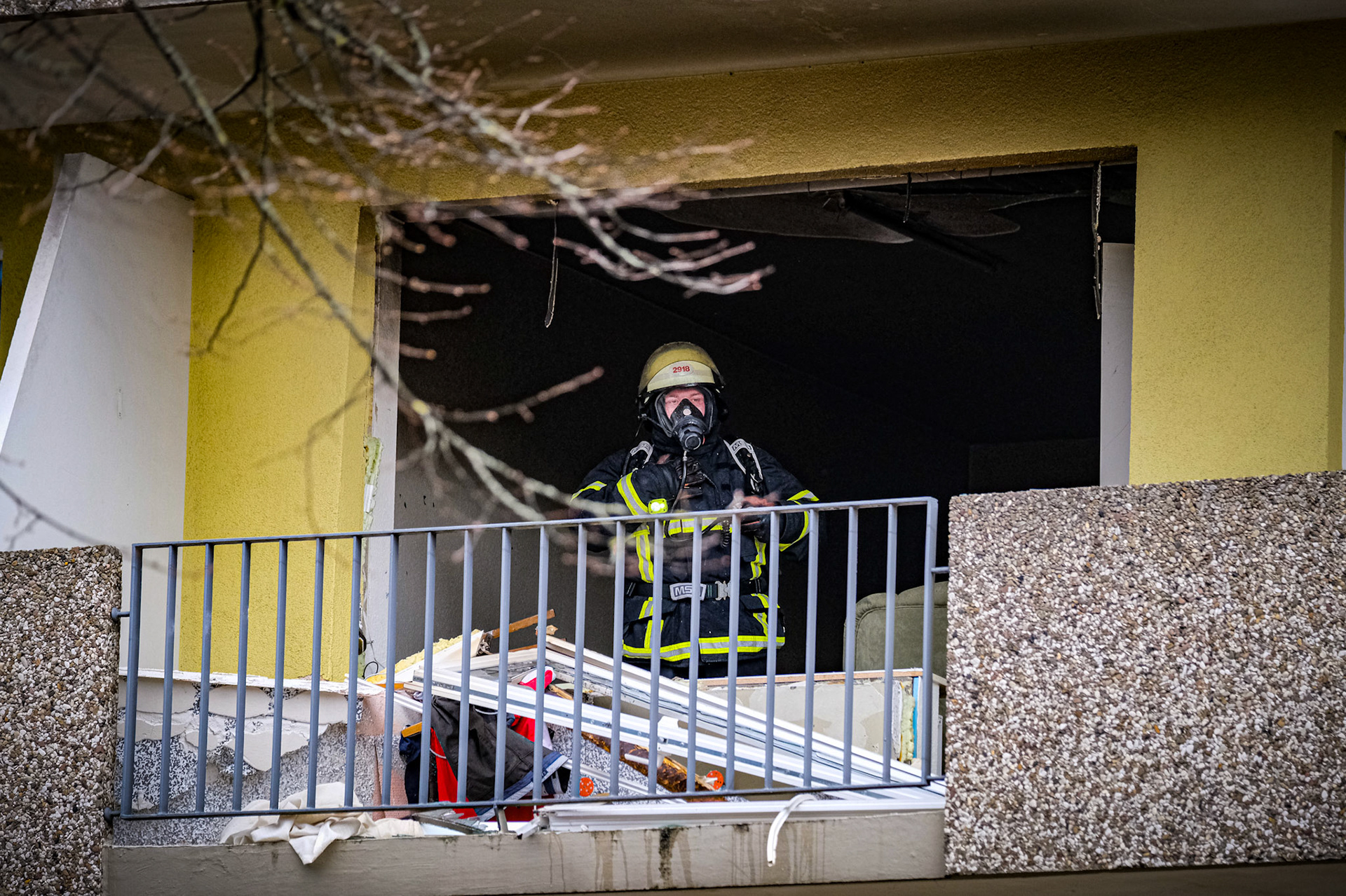 In einem Mehrfamilienhaus in Hamburg-Wandsbek hat es am Sonnabendnachmittag eine schwere Verpuffung gegeben. Mehrere Anrufer hätten um 15.30 Uhr eine Explosion in einer Wohnung an der Lydiastraße gemeldet. Vorsorglich rückte die Feuerwehr mit 50 Einsatzkräften an. In der Wohnung im ersten Stock des Hauses brannte eine Küchenzeile. Das Feuer konnte schnell gelöscht werden. Durch die Druckwelle war eine Fensterscheibe zum Balkon geborsten. In der Wohnung sei eine Person angetroffen worden. Verletzt wurde aber niemand. Man habe später am Unglücksort zwei Gaskartuschen gefunden