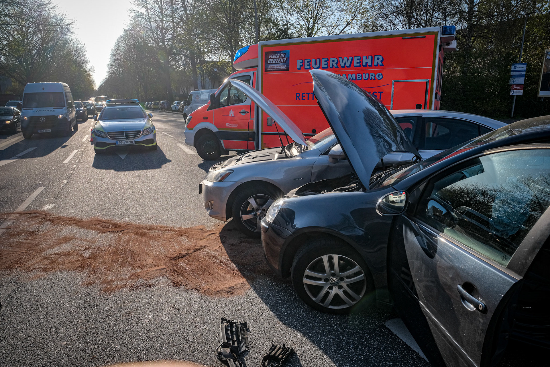 Der Fahrer eines Lexus hat am Montagabend bei einem Wendemanöver auf der Rodigallee in Hamburg-Jenfeld einen Unfall verursacht. Nach ersten Informationen hatte der Mann gegen 18.25 Uhr an der Bushaltestelle in Höhe Jenfelder Allee einen Mitfahrer aussteigen lassen. Danach wollte er offenbar eine 180-Grad-Wende machen und übersah dabei ein Pkw. Das Auto, das stadteinwärts unterwegs war, krachte in den Lexus. In beiden Fahrzeugen saßen je zwei Personen. Drei Menschen erlitten leichte Verletzungen. Sie wurden vom Rettungsdienst der Feuerwehr vor Ort versorgt. Die Rodigallee musste wegen des Unfalls bis 18.39 Uhr voll gesperrt werden. Danach wurden die Fahrzeugen in beide Fahrtrichtungen einspurig an der Unfallstelle vorbeigeführt. Die Polizei hat die weiteren Ermittlungen übernommen.