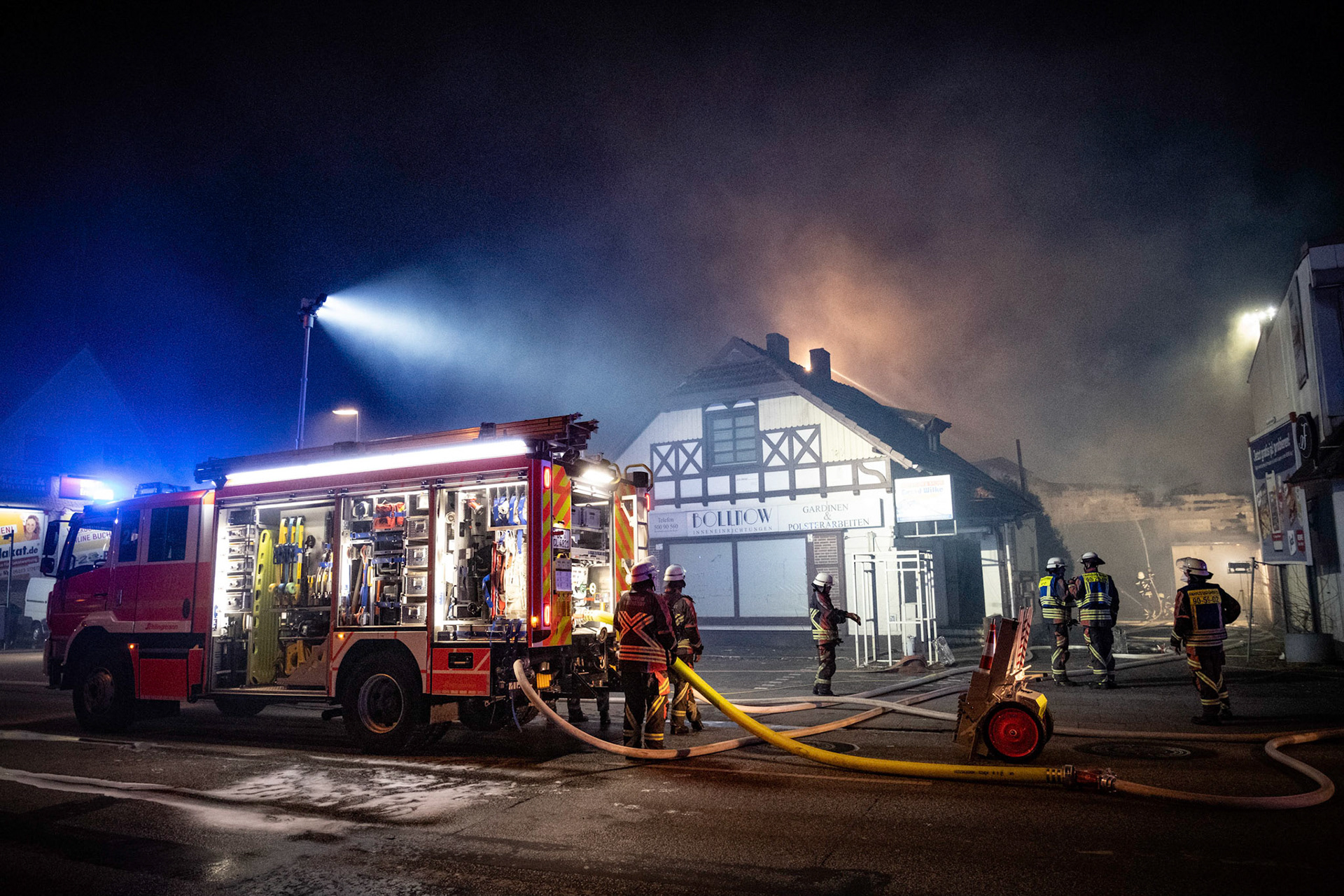 Die Feuerwehr wurde in der Nacht zur Ulzburger Straße in Norderstedt gerufen. Dort war aus bislang ungeklärten Gründen ein Brand in einer Tischlerei ausgebrochen. Die Flammen erfassten einen rund 250 Quadratmeter großen Anbau. Mehr als 50 Einsatzkräfte konnten durch ihren raschen Einsatz eine Ausbreitung des Brandes auf weitere Gebäudeteile verhindern, gegen 3.30 Uhr war das Feuer gelöscht. Menschen kamen nicht zu Schaden, die Höhe des Sachschadens ist noch nicht bekannt.