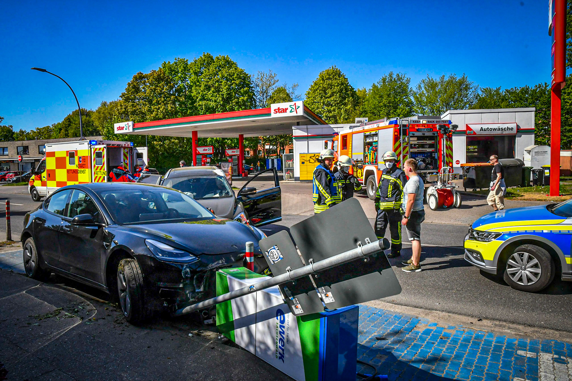 Am Montagnachmittag prallte ein 64-Jähriger Volvo-Fahrer auf der Möllner Landstraße in Glinde mit seinem Auto in einen parkenden Tesla, der gerade an einer Ladesäule hing. Dabei gelang es dem Volvo, den Tesla so gegen die Ladesäule zu drücken, dass diese umkippte. Der Fahrer wurde bei dem Unfall leicht verletzt und noch vor Ort vom Rettungsdienst versorgt und anschließend in ein Krankenhaus gebracht. Nach ersten Informationen ist der 64-Jährige Volvo-Fahrer wegen medizinischen Problemen von der Straße abkam und auf den parkenden Tesla auffuhr. Beide Autos waren nach dem Unfall nicht mehr fahrtüchtig und mussten abgeschleppt werden. Die stark beschädigte Ladesäule wurde an das E-Werk übergeben. Der Verkehr staute sich wegen des Unfalls in beide Richtungen.