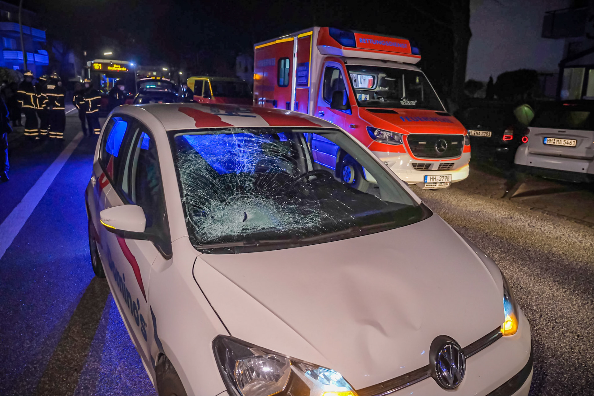 Auf der Legienstraße in Billstedt ist es am späten Sonnabendabend gegen 23.25 Uhr zu einem Verkehrsunfall gekommen, bei dem ein 49 Jahre alter Mann von einem Pkw angefahren und schwer verletzt worden ist. Nach ersten Erkenntnissen der Polizei war der Pkw von der Washingtonallee kommend auf der Legienstraße in Richtung Kattensteert unterwegs, als plötzlich ein Mann auf die Straße lief. Der Fahrer konnte nicht mehr rechtzeitig bremsen: Der Fußgänger wurde von dem Fahrzeug frontal erfasst, schleuderte erst auf die Motorhaube, anschließend in die Windschutzscheibe und dann auf die Fahrbahn. Der Mann erlitt bei dem Unfall eine Kopfverletzung, es bestand jedoch keine Lebensgefahr. Nach längerer Behandlung im Rettungswagen wurde der 49-Jährige unter Notarztbegleitung in ein Krankenhaus gebracht. Mehrere junge Frauen hatten den Unfall mit angesehenen und mussten durch die Feuerwehr betreut werden. Die Legienstraße wurde während der Rettungsarbeiten und der Unfallaufnahme voll gesperrt. Gegen 0.37 Uhr wurde die Sperrung wieder aufgehoben.