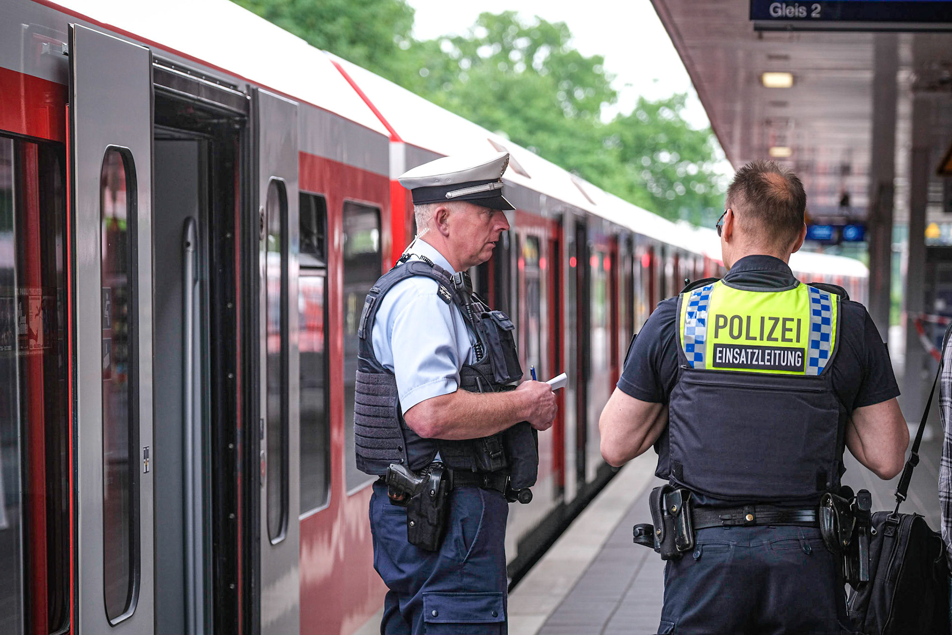 z an der Station Ohlsdorf fahren seit Dienstagnachmittag keine Züge auf einem Teilstück der S-Bahn-Linie 1: Zwischen Barmbek und dem Airport sowie Poppenbüttel ist die Strecke seit mehreren Stunden gesperrt. Wann die Sperrung wieder aufgehoben werden kann, ist noch nicht bekannt. Ein Ersatzverkehr mit Bussen in Richtung Poppenbüttel und mit Taxis in Richtung Flughafen ist eingerichtet, so die S-Bahn Hamburg. Gegen 16.20 Uhr war ein Mann mit einem Fahrrad laut Zeugenaussagen langsam über den Bahnsteig der Station gerollt. Plötzlich kollidierte er mit einer weiteren Person, kam ins Straucheln und geriet laut Bundespolizei zwischen eine fahrende S-Bahn und den Bahnsteig. Hierbei erlitt der Mann so schwere Verletzungen, dass er noch vor Ort starb. Nach Auswertung von Videoaufnahmen und Zeugenausnahmen wird eine Straftat nicht ausgeschlossen. Die Mordkommission hat die weiteren Ermittlungen übernommen – unklar ist derzeit noch, ob die Beamten von einer fahrlässigen oder einer vorsätzlichen Tat ausgehen.