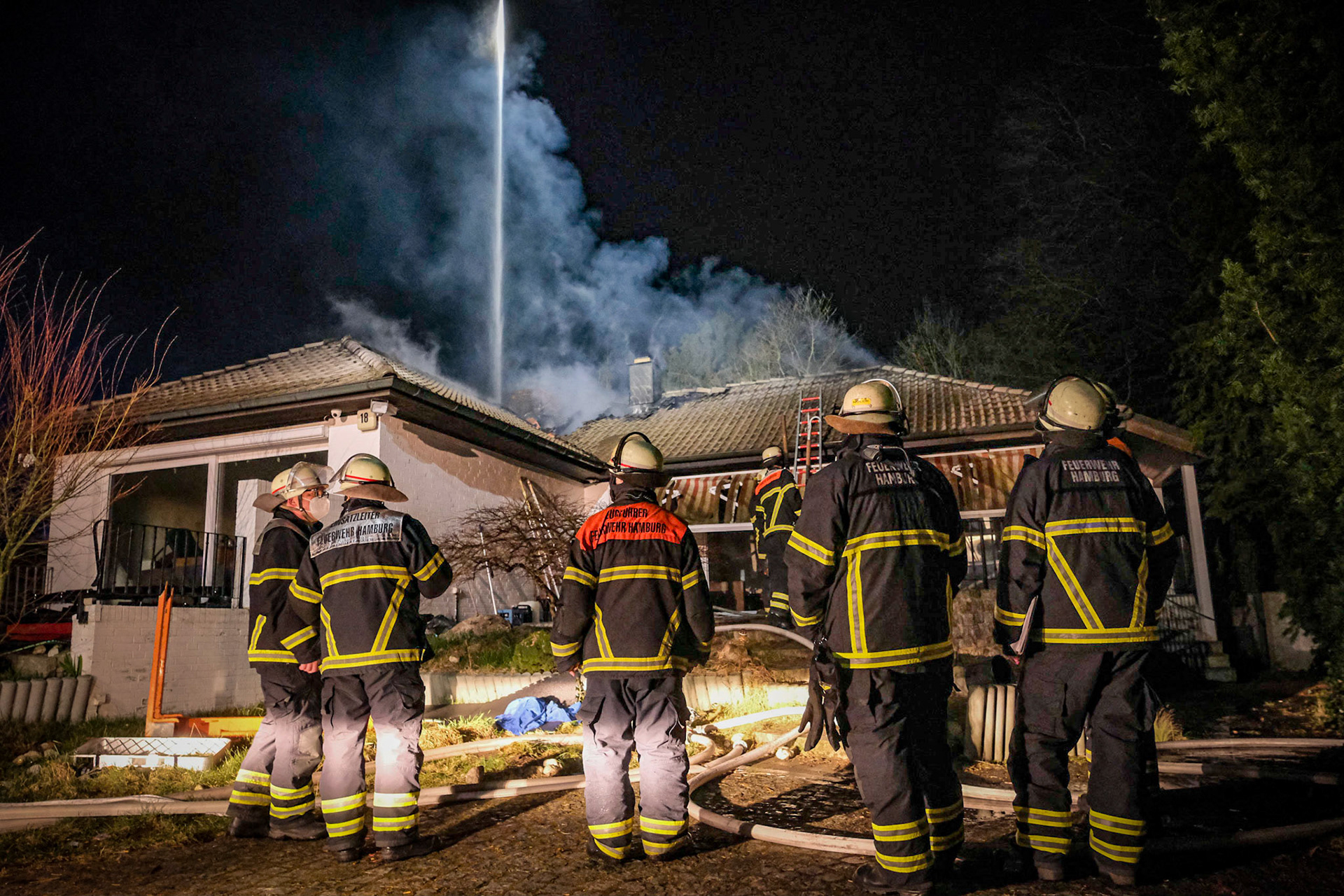 Am Mittwochabend musste die Hamburger Feuerwehr ein Feuer in Poppenbüttel löschen. Mehrere Anrufer hatten gegen 22.50 Uhr einen Brand in einem Einfamilienhaus an der Ulzburger Sraße gemeldet. Als die Feuerwehr dort eintraf, brannte der Dachstuhl des Hauses in voller Ausdehnung. Das Feuer wurde von zwei Seiten gelöscht. Dabei kam auch eine Drehleiter zum Einsatz. Verletzt wurde niemand. Die Bewohner konnten das Haus rechtzeitig verlassen. Kurz nach Mitternacht hatten die 50 Einsatzkräfte das Feuer unter Kontrolle. Eine Stunde später war der Brand gelöscht und die Feuerwehr übergab das Gebäude für die Ermittlungen zur Brandursache an die Polizei.